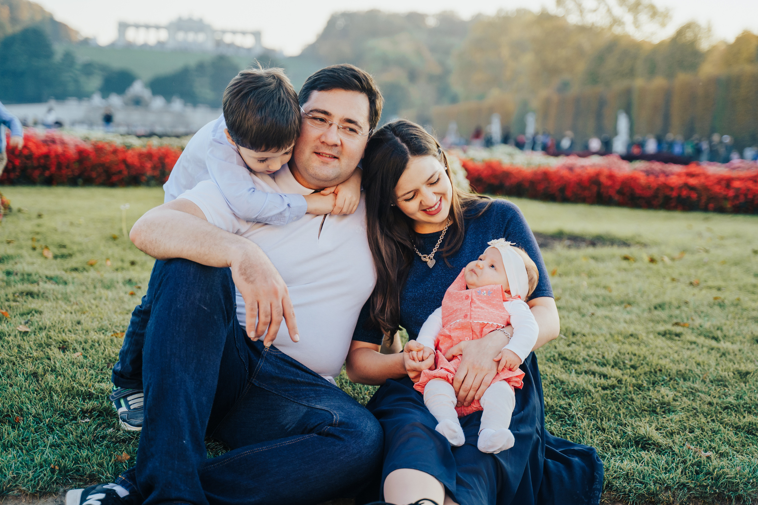 Family walking. Photographer in London Daria Agafonova