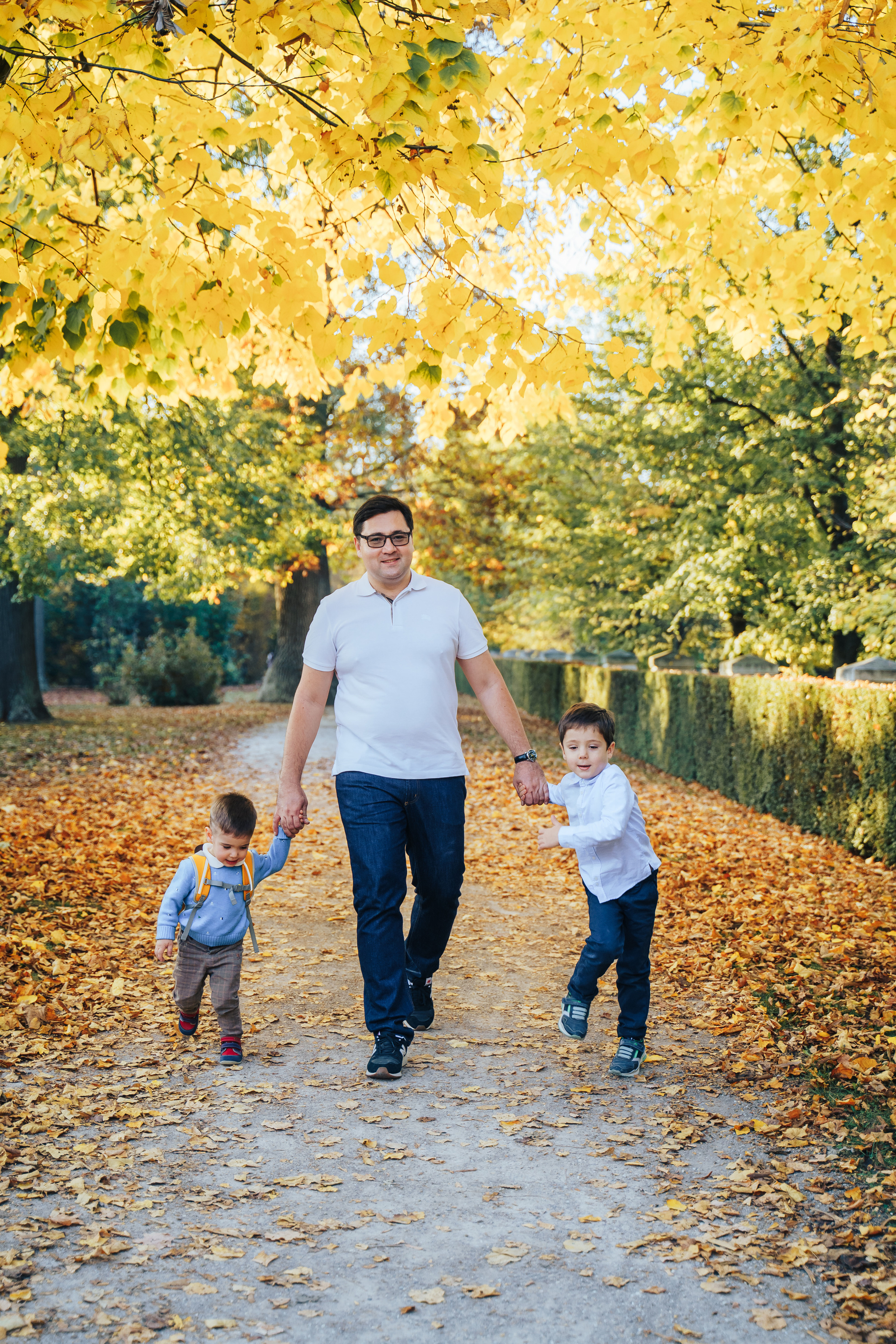 Family walking. Photographer in London Daria Agafonova