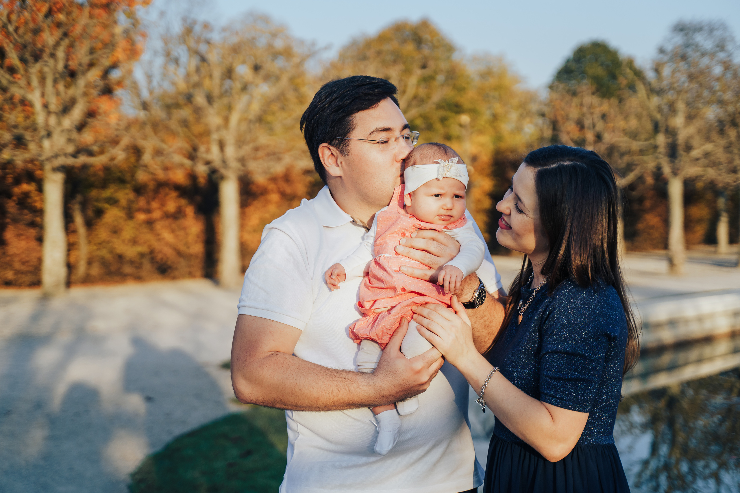 Family walking. Photographer in London Daria Agafonova
