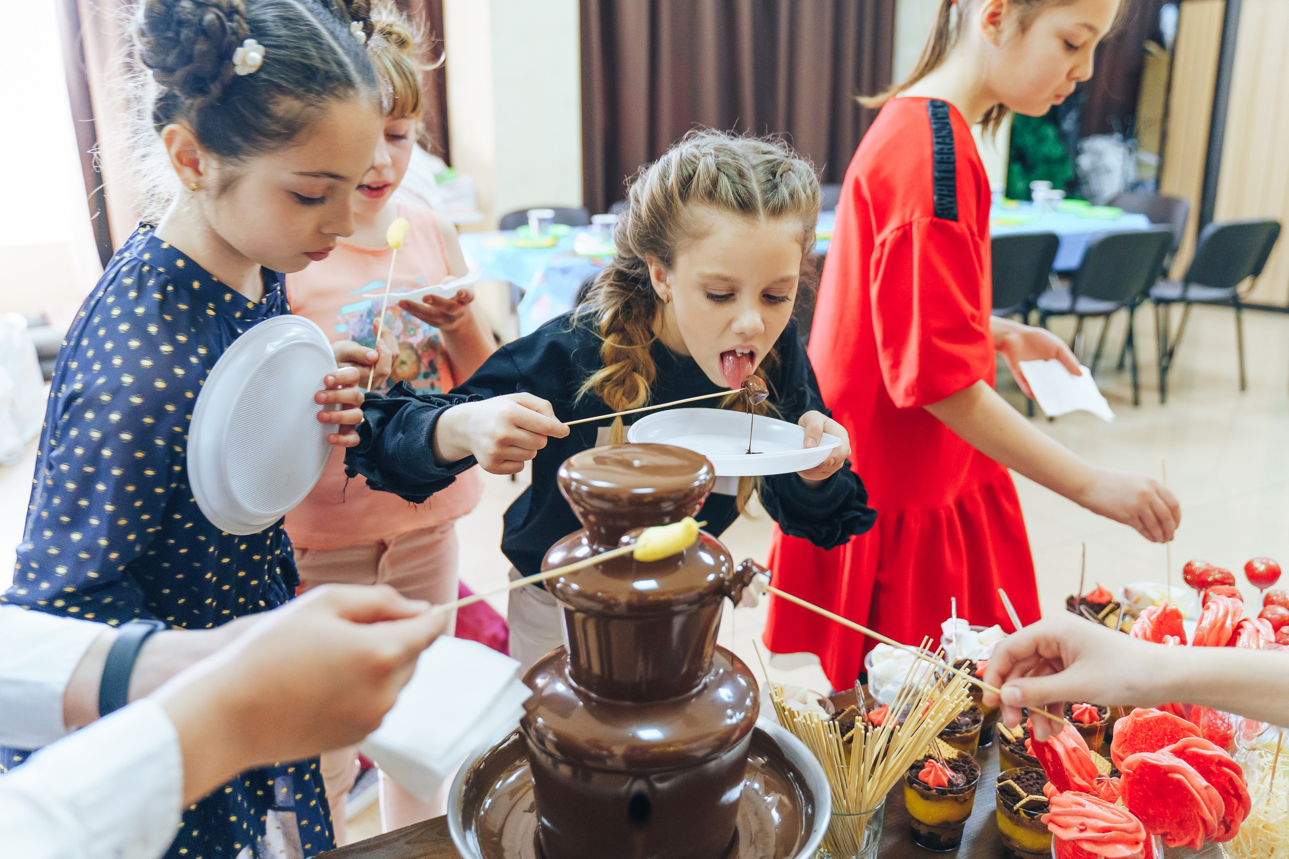 Teenage birthday party in the entertainment center. Photographer in London Daria Agafonova