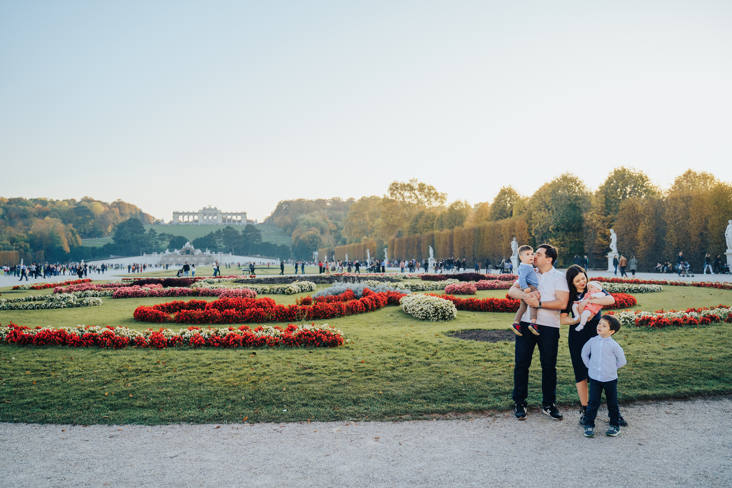 Family walking. Photographer in London Daria Agafonova