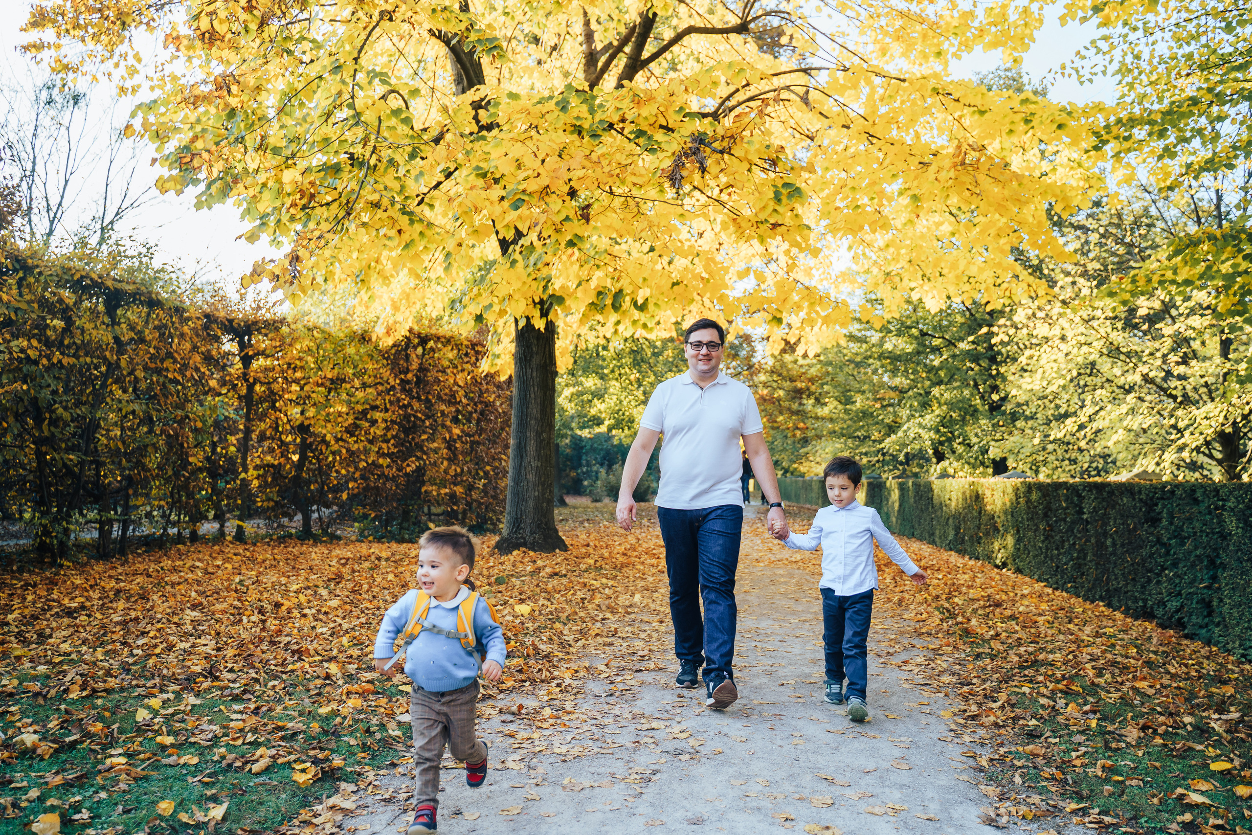 Family walking. Photographer in London Daria Agafonova
