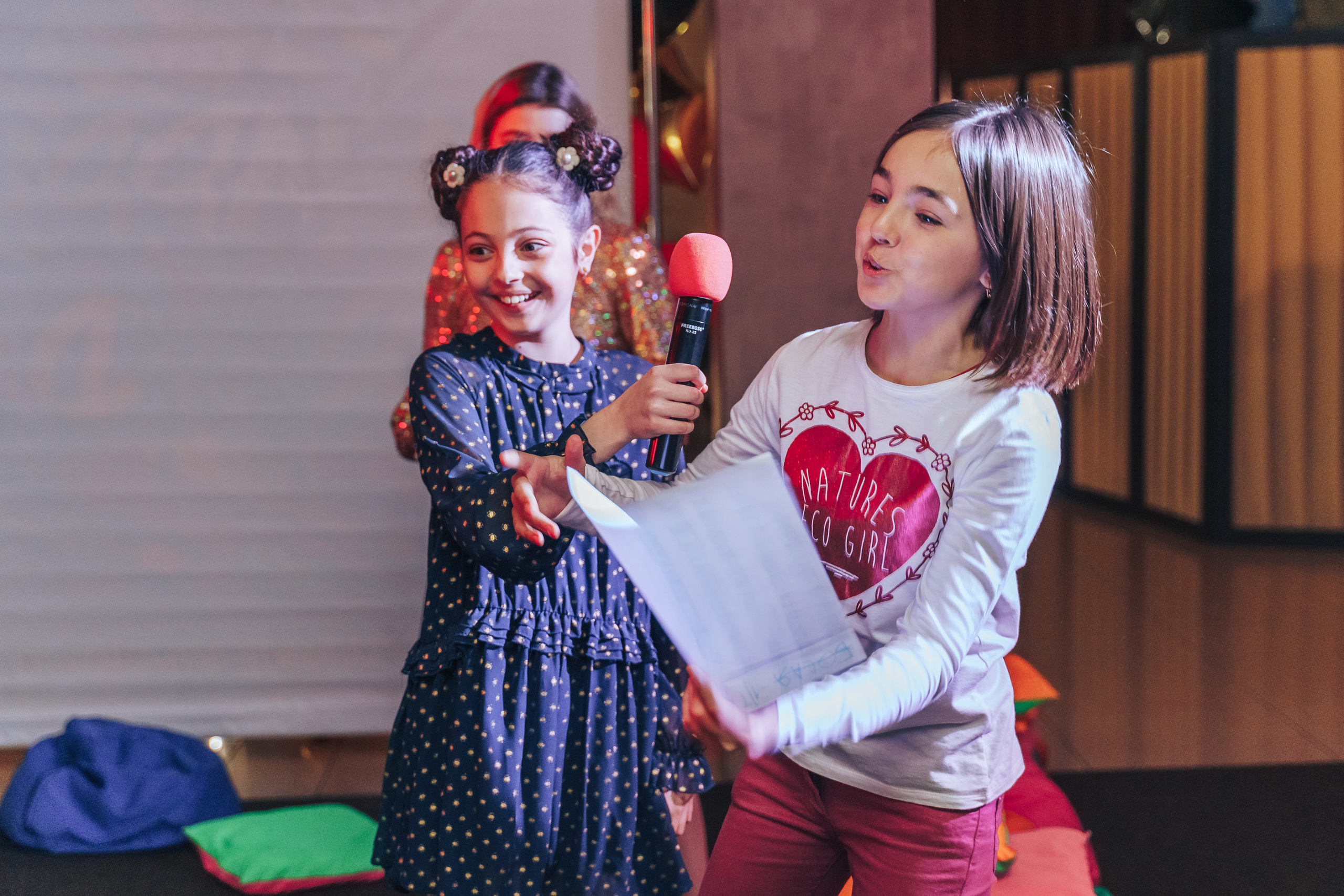 Teenage birthday party in the entertainment center. Photographer in London Daria Agafonova