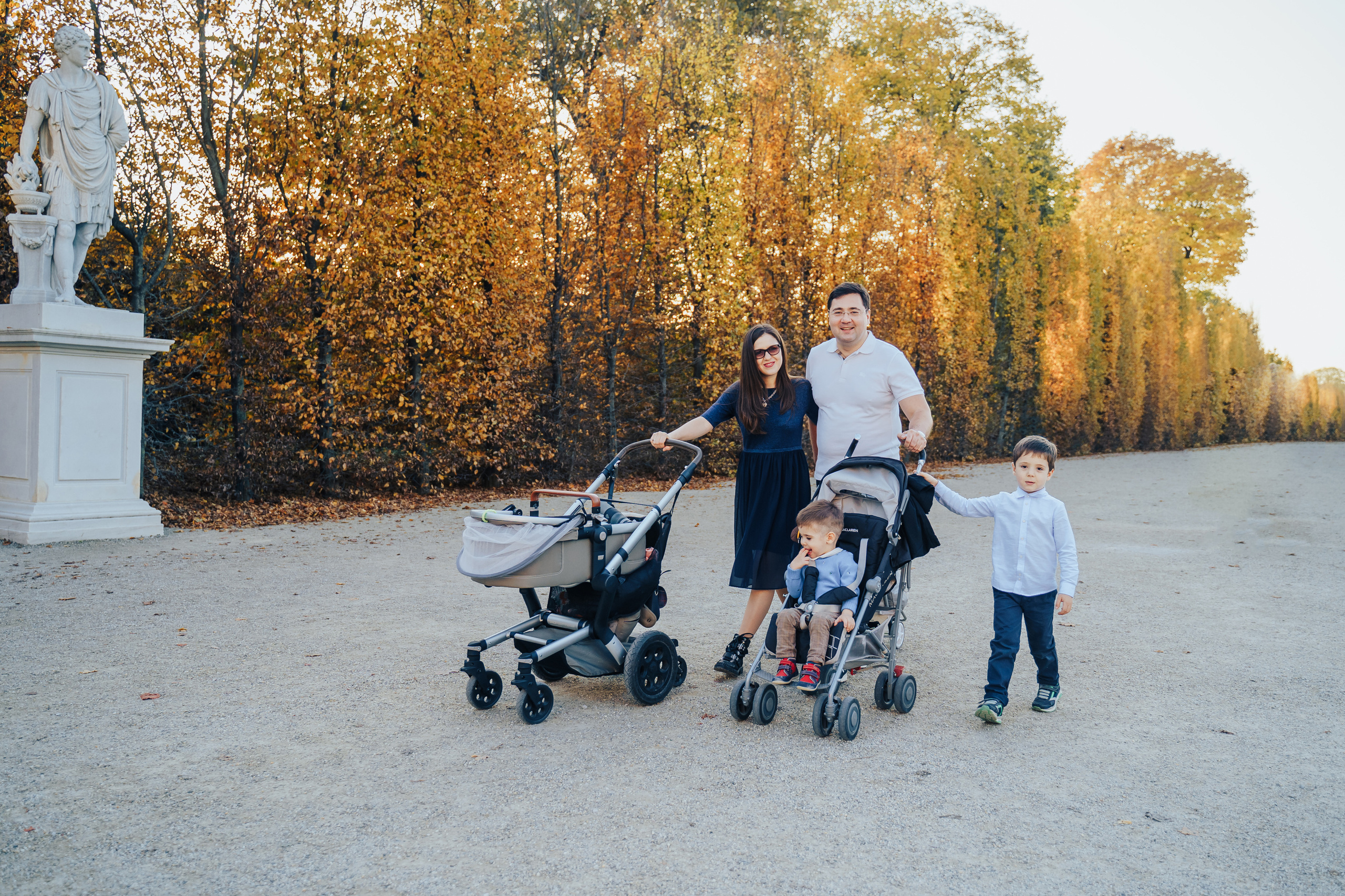 Family walking. Photographer in London Daria Agafonova