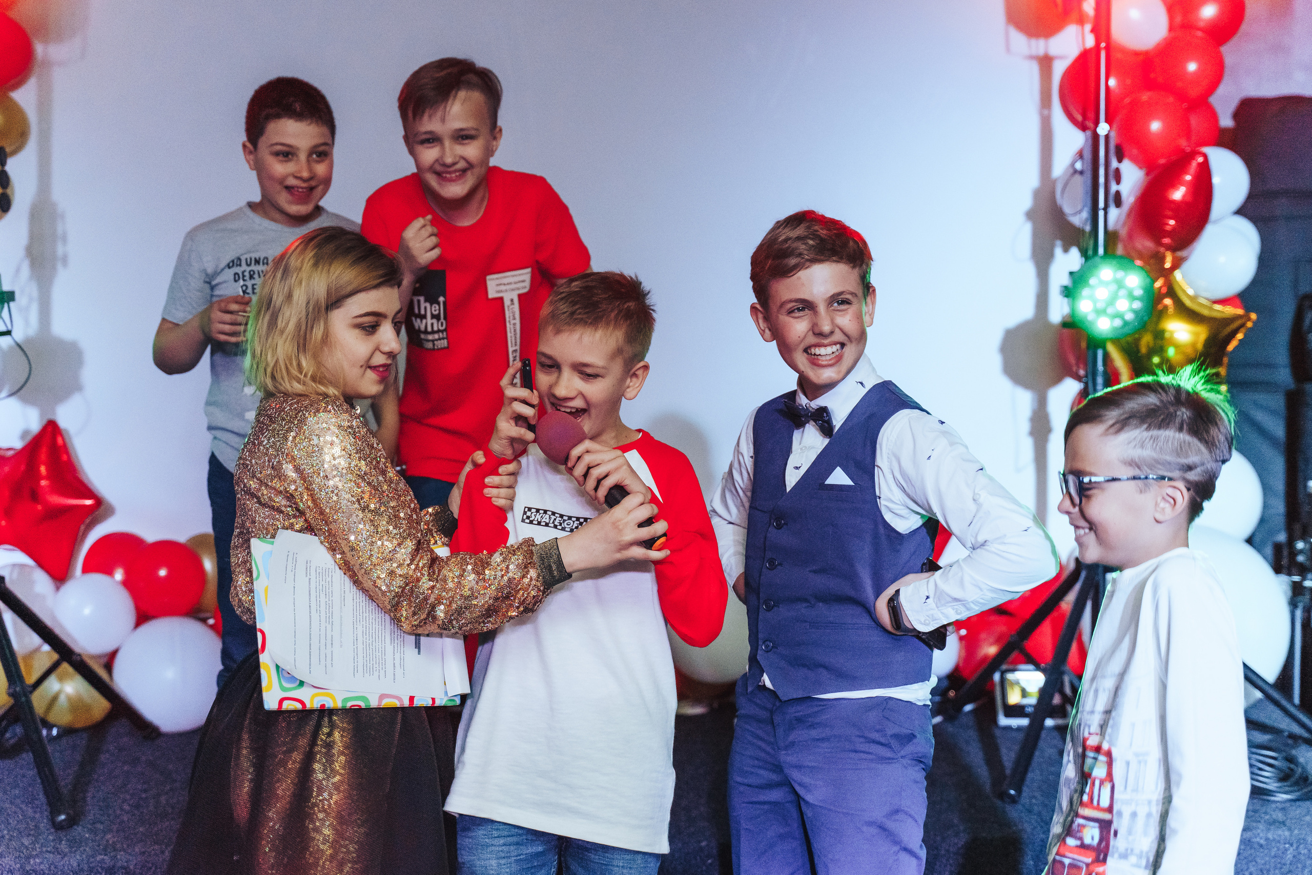 Teenage birthday party in the entertainment center. Photographer in London Daria Agafonova