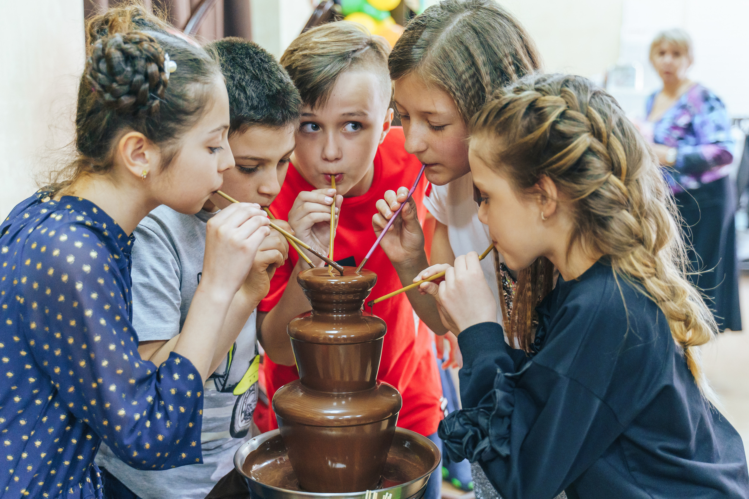 Teenage birthday party in the entertainment center. Photographer in London Daria Agafonova