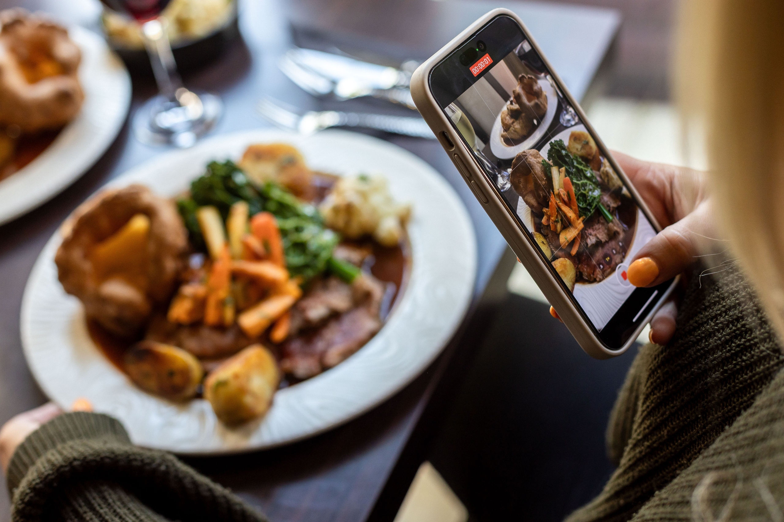 La Luna — Talbot Green. Anastasiia Tkachova — Photography & Branding