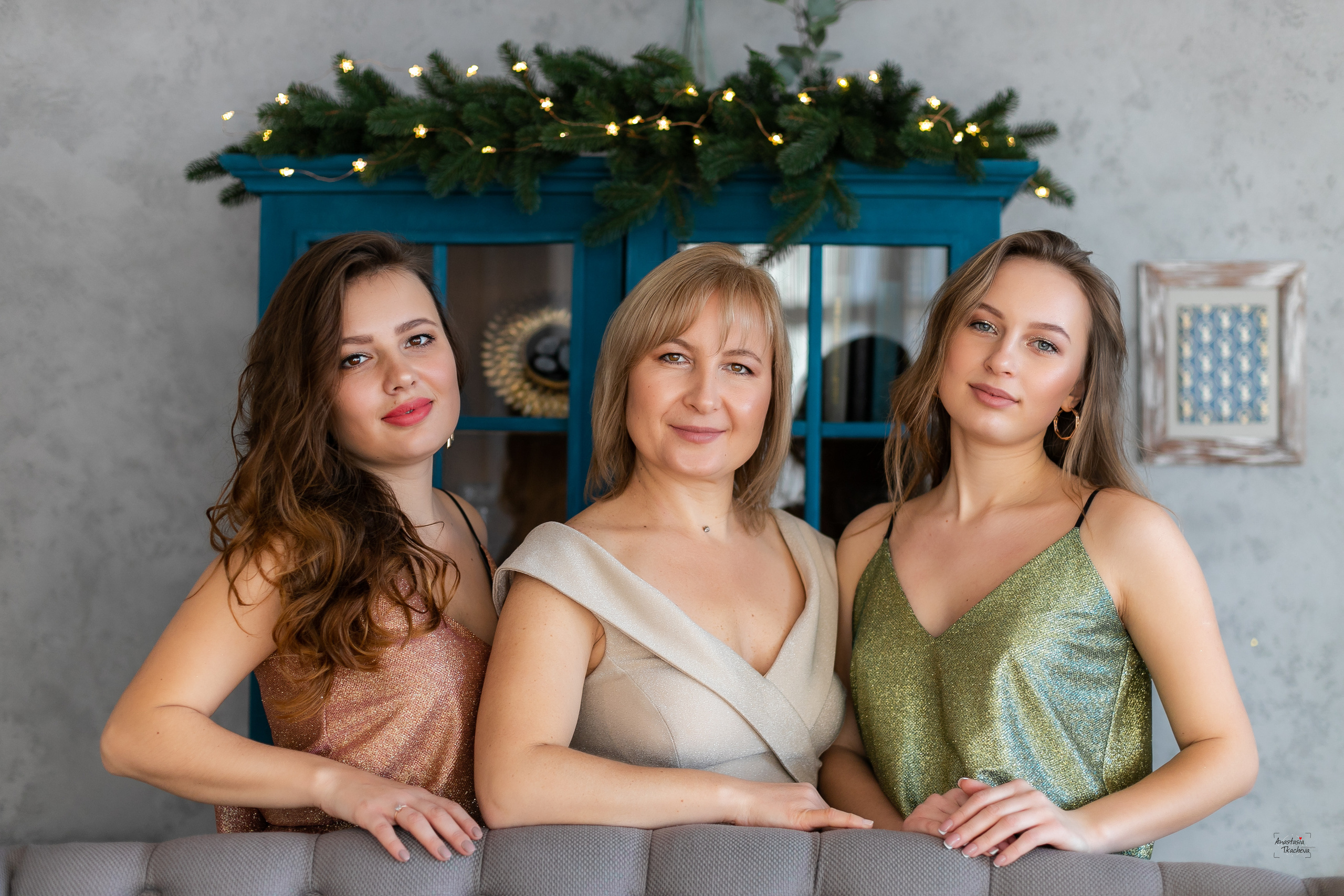 Mother with daughters. Anastasiia Tkachova — Photography & Branding