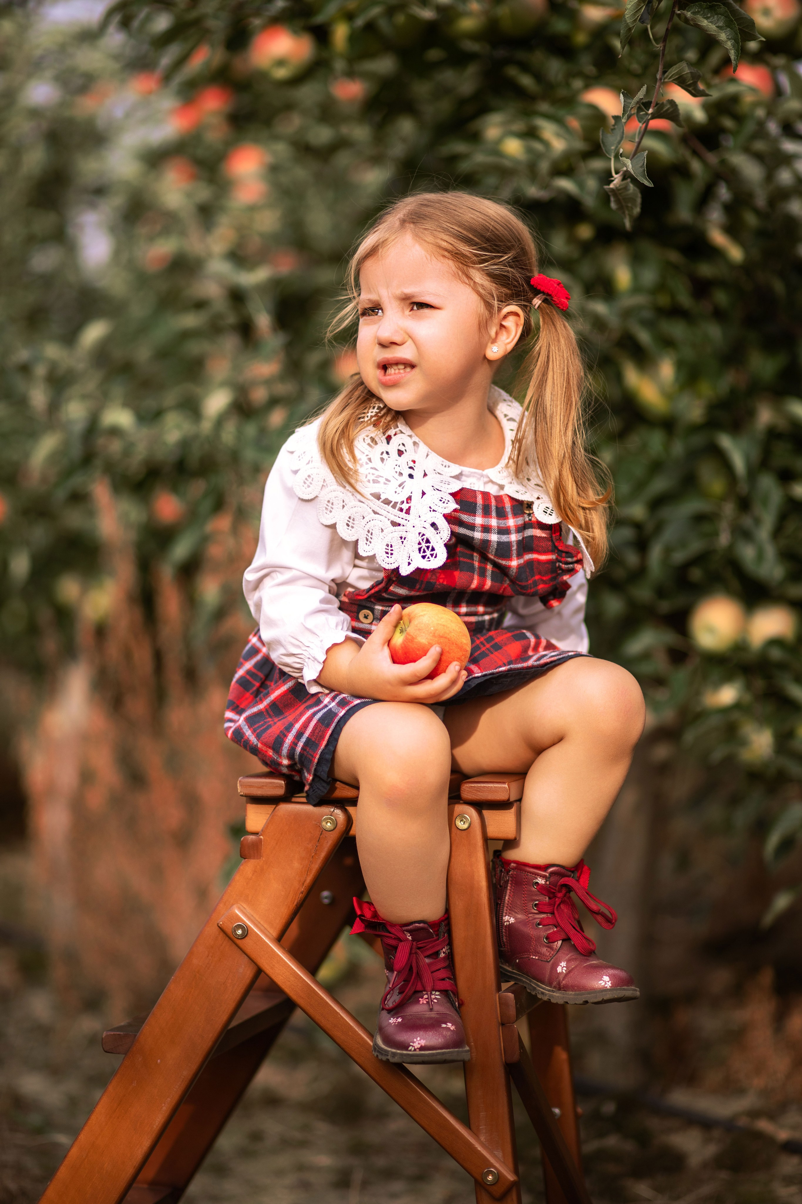 Дитяча фотозйомка в фруктових садах. Сімейний та дитячий фотограф Київ, Ірпінь, Буча — Галина Пивоварова