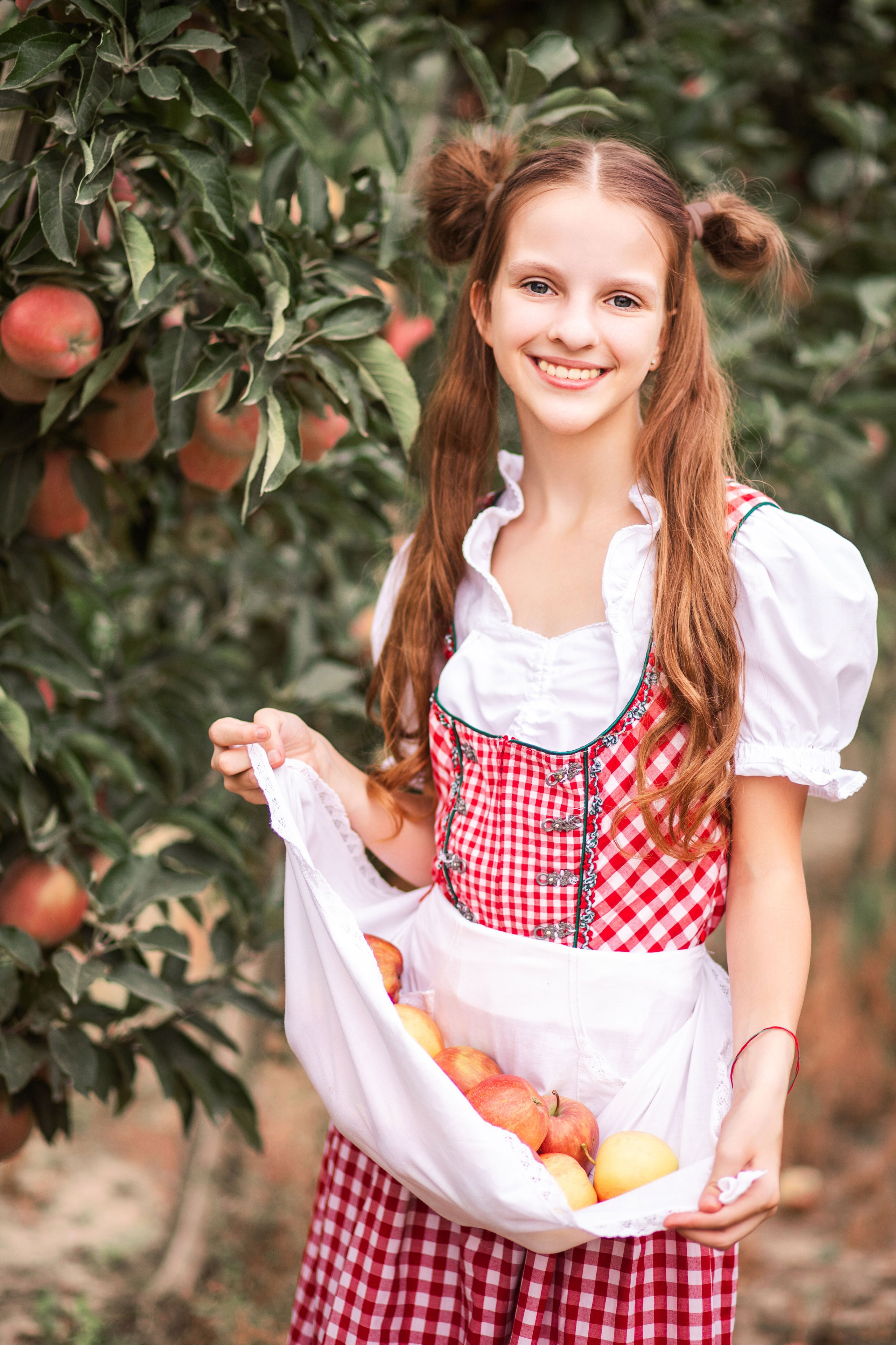 Дитяча фотозйомка в яблуневому саду. Сімейний та дитячий фотограф Київ, Ірпінь, Буча — Галина Пивоварова