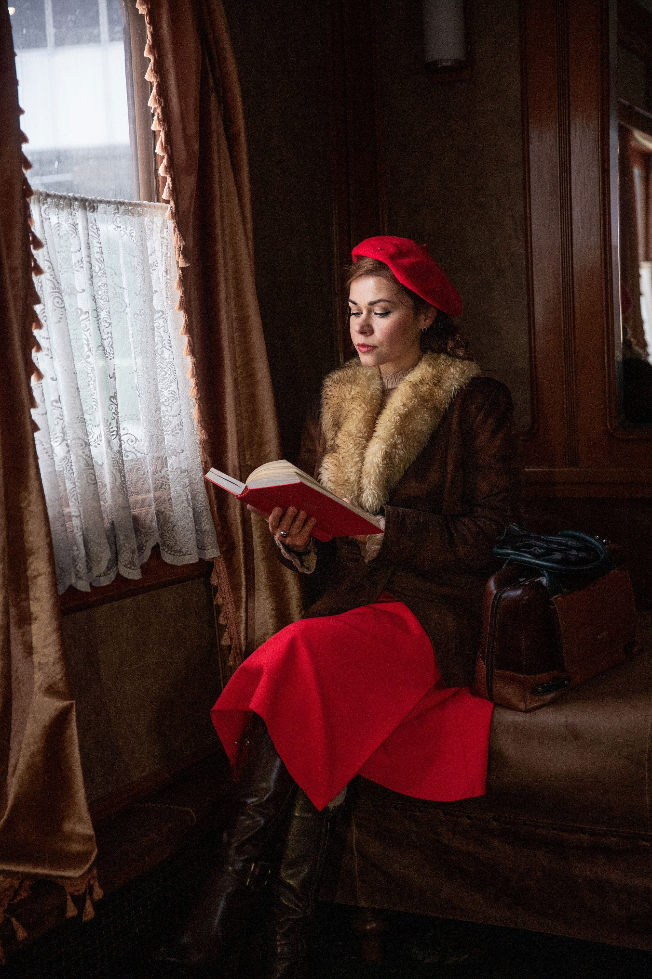 Атмосферна фотоісторія «Потяг і перон» з Юлією. Сімейний та дитячий фотограф Київ, Ірпінь, Буча — Галина Пивоварова