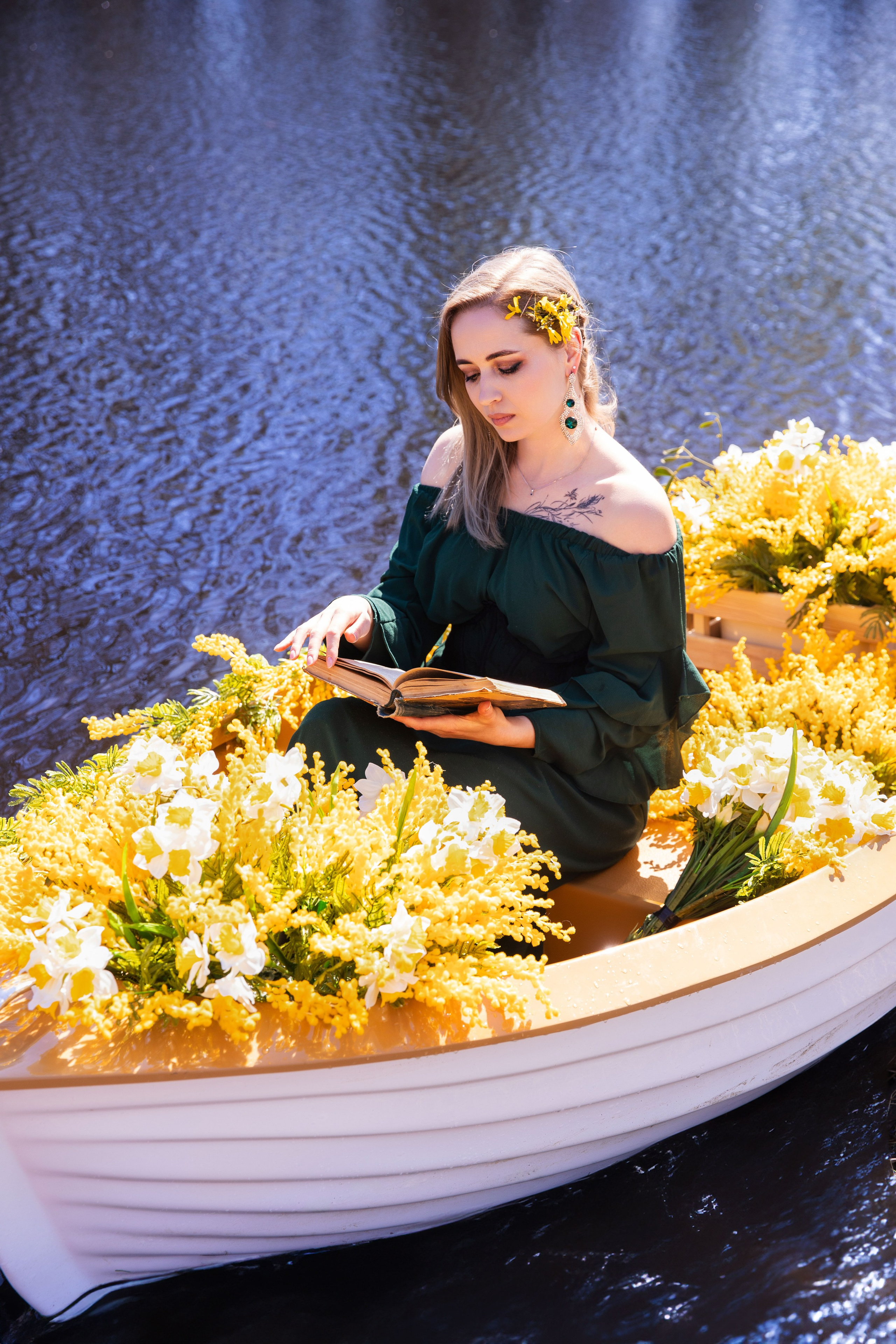 Весняна фотозйомка на човнику з мімозами з Анастасією. Сімейний та дитячий фотограф Київ, Ірпінь, Буча — Галина Пивоварова