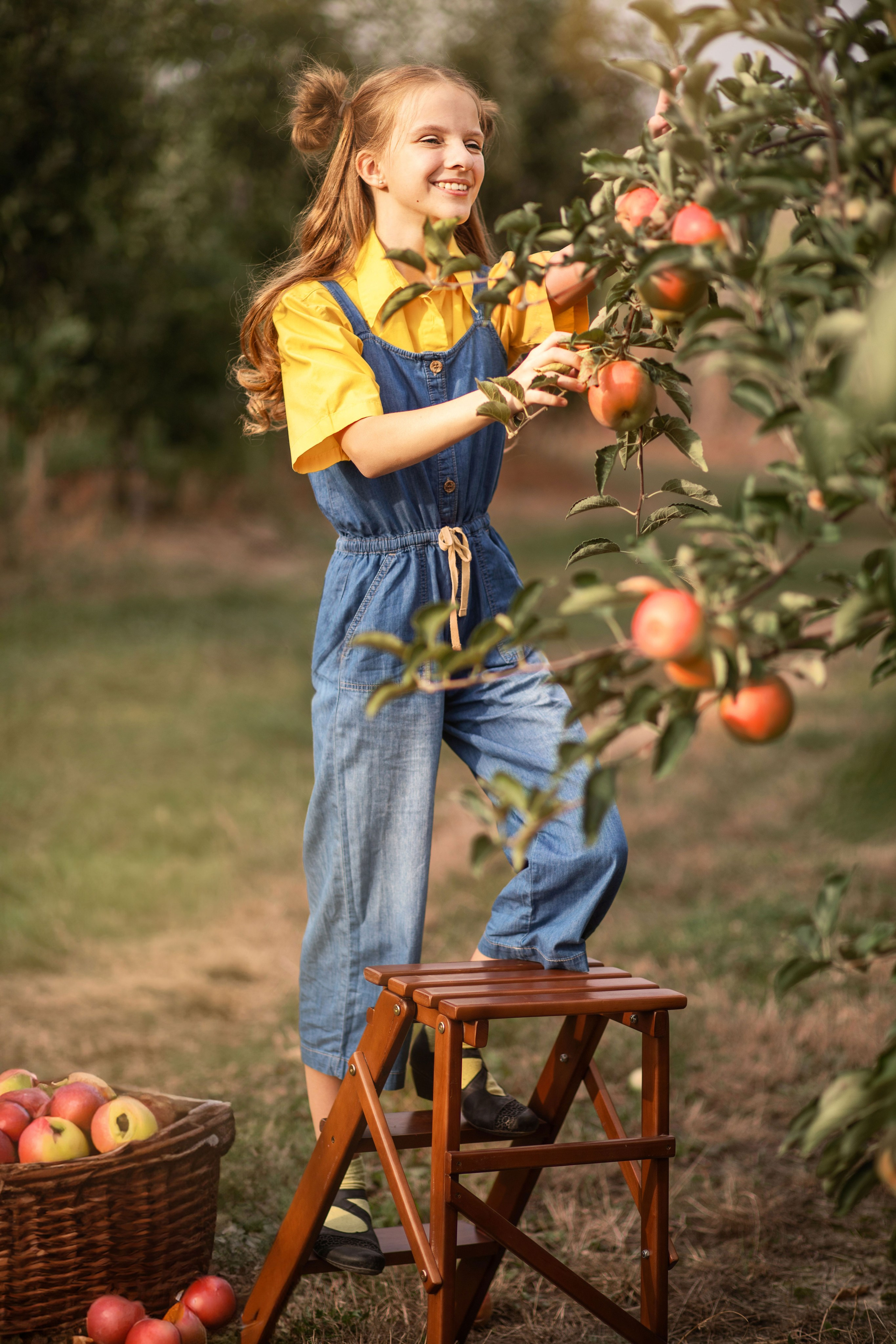 Дитяча фотозйомка в яблуневому саду. Сімейний та дитячий фотограф Київ, Ірпінь, Буча — Галина Пивоварова