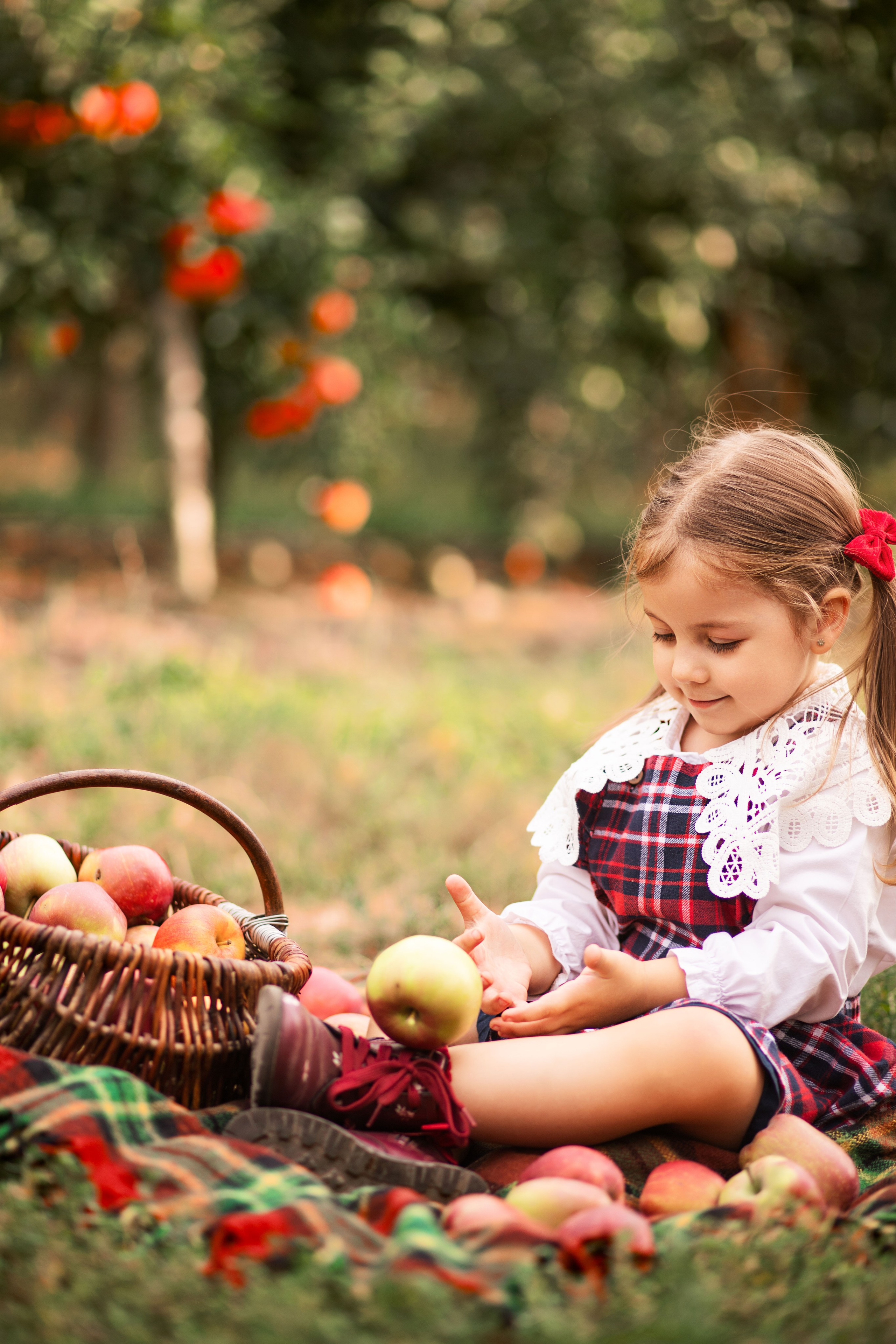 Дитяча фотозйомка в фруктових садах. Сімейний та дитячий фотограф Київ, Ірпінь, Буча — Галина Пивоварова