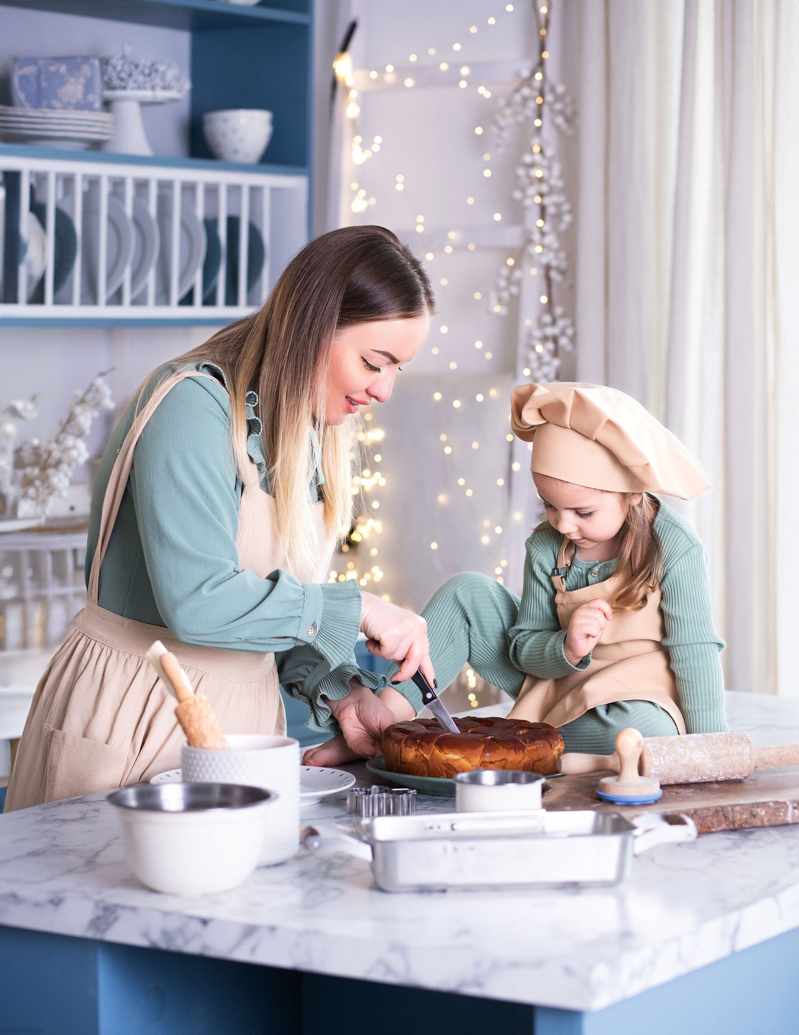 Новорічна сімейна фотозйомка «Свята починаються з кухні». Сімейний та дитячий фотограф Київ, Ірпінь, Буча — Галина Пивоварова