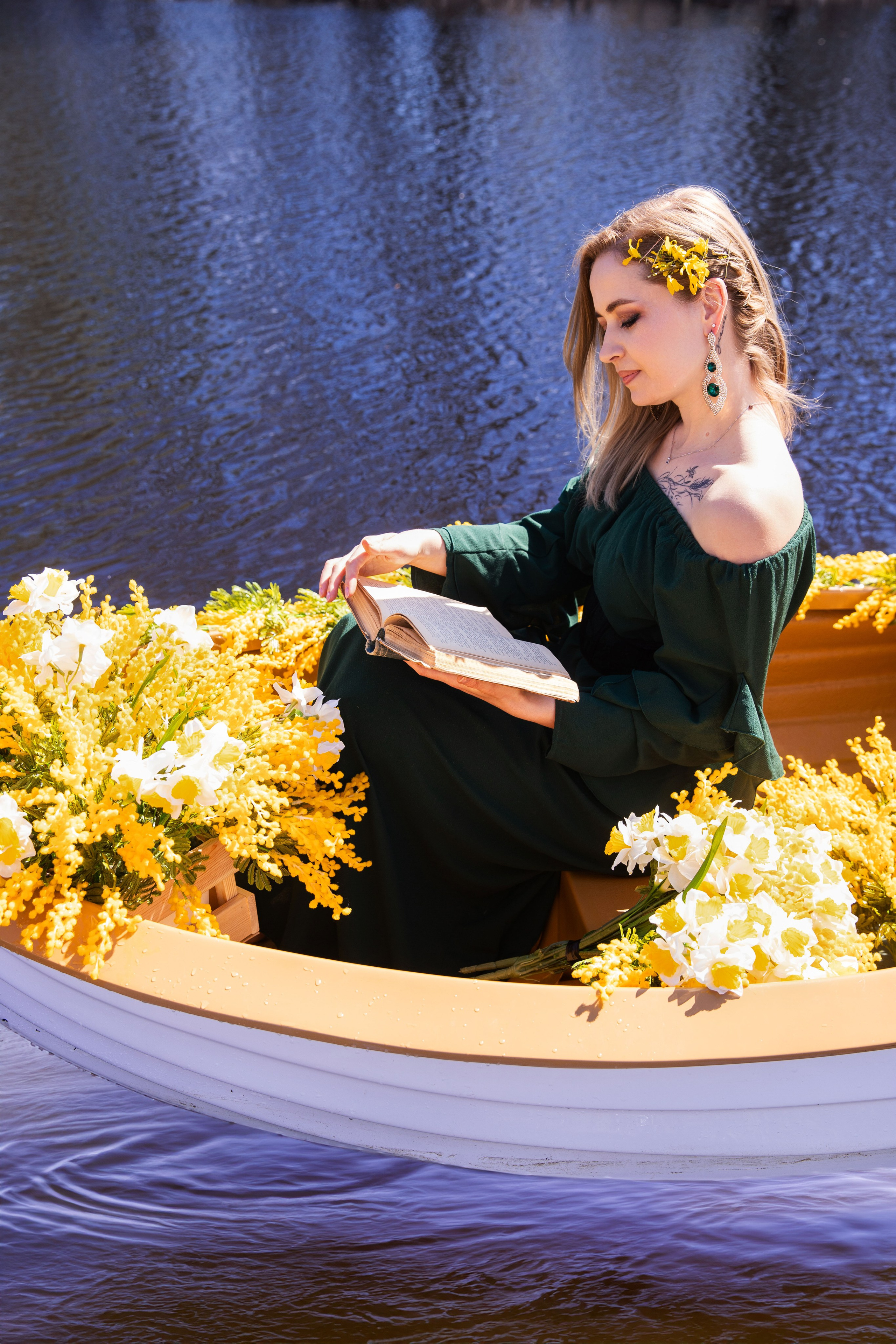 Весняна фотозйомка на човнику з мімозами з Анастасією. Сімейний та дитячий фотограф Київ, Ірпінь, Буча — Галина Пивоварова