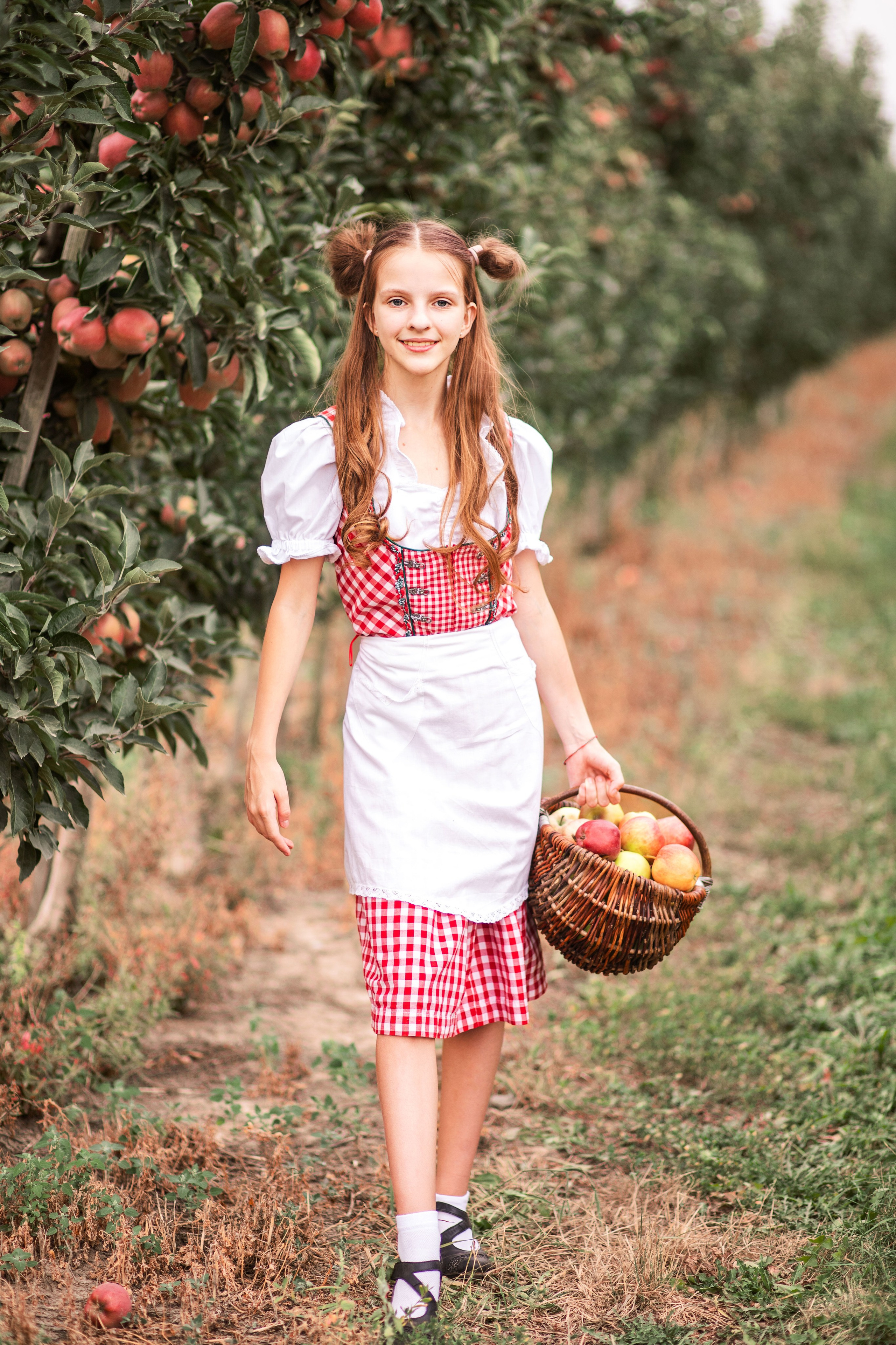 Дитяча фотозйомка в яблуневому саду. Сімейний та дитячий фотограф Київ, Ірпінь, Буча — Галина Пивоварова
