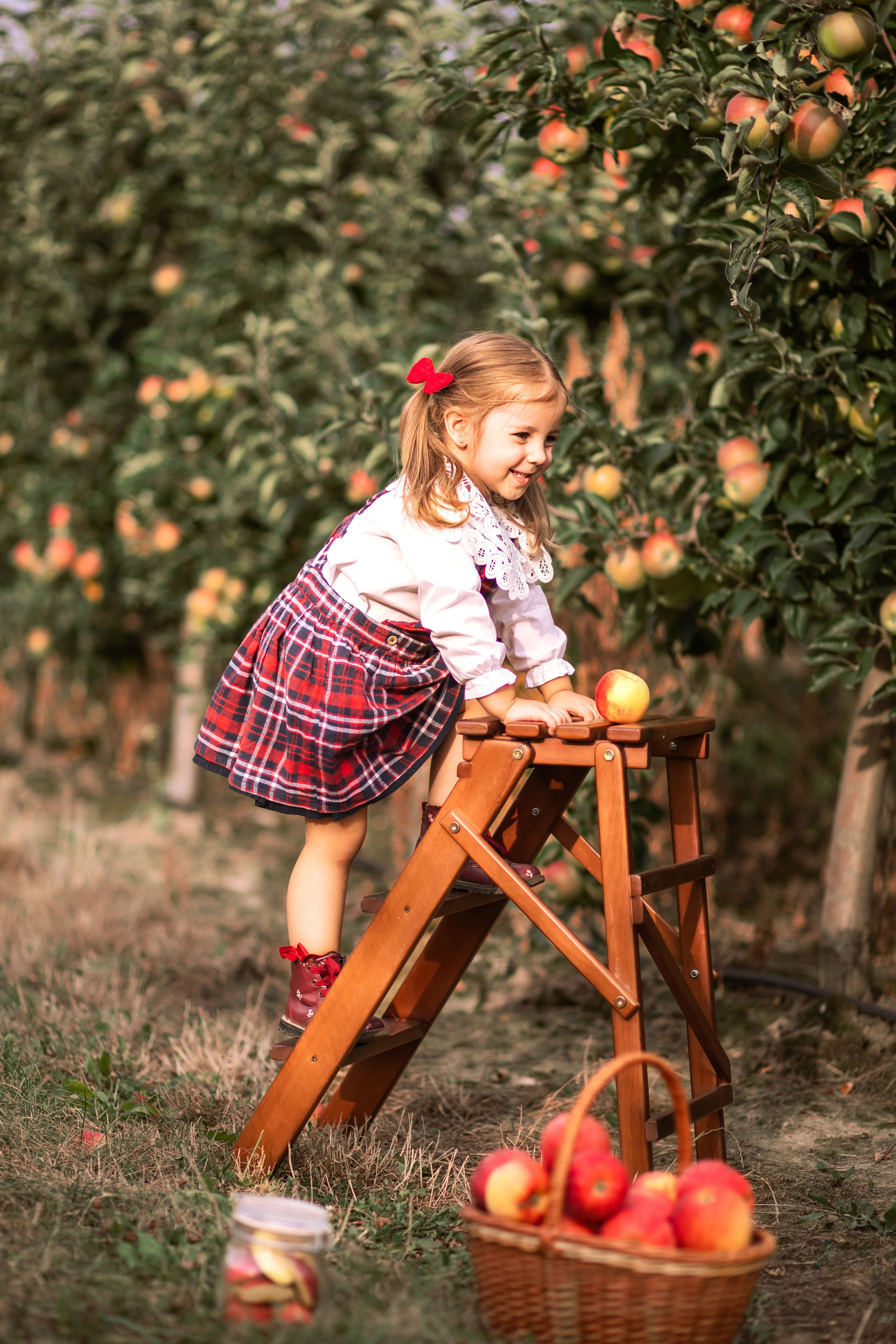 Дитяча фотозйомка в фруктових садах. Сімейний та дитячий фотограф Київ, Ірпінь, Буча — Галина Пивоварова