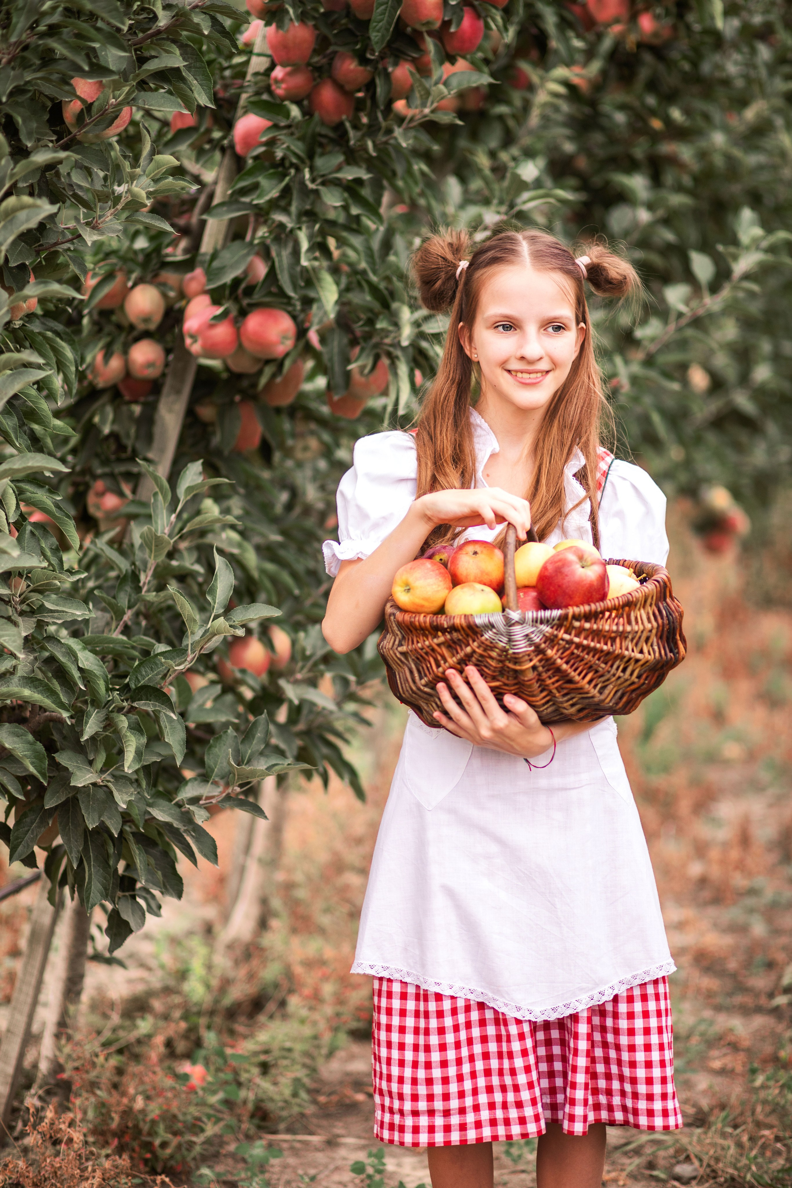 Дитяча фотозйомка в яблуневому саду. Сімейний та дитячий фотограф Київ, Ірпінь, Буча — Галина Пивоварова