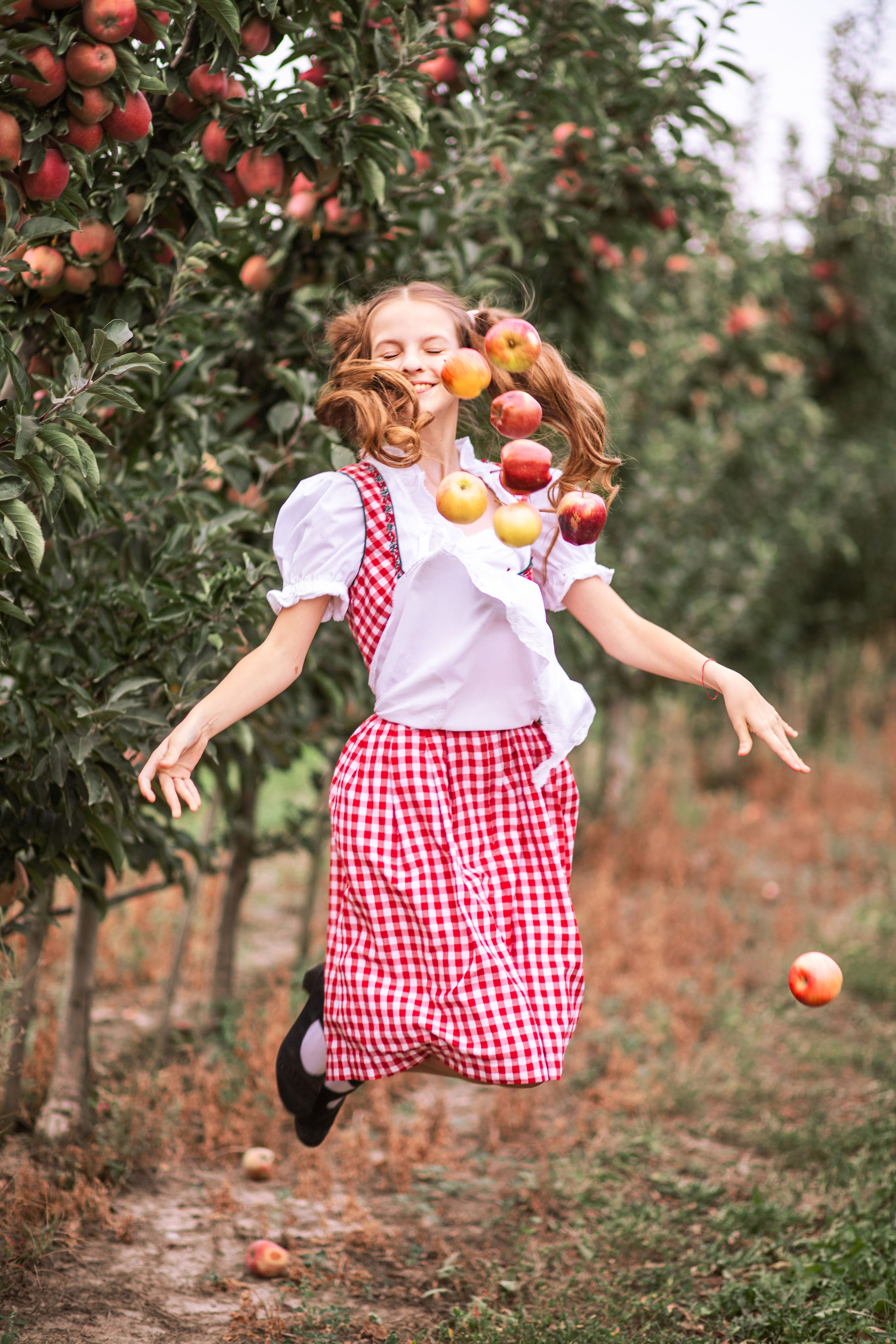 Дитяча фотозйомка в яблуневому саду. Сімейний та дитячий фотограф Київ, Ірпінь, Буча — Галина Пивоварова