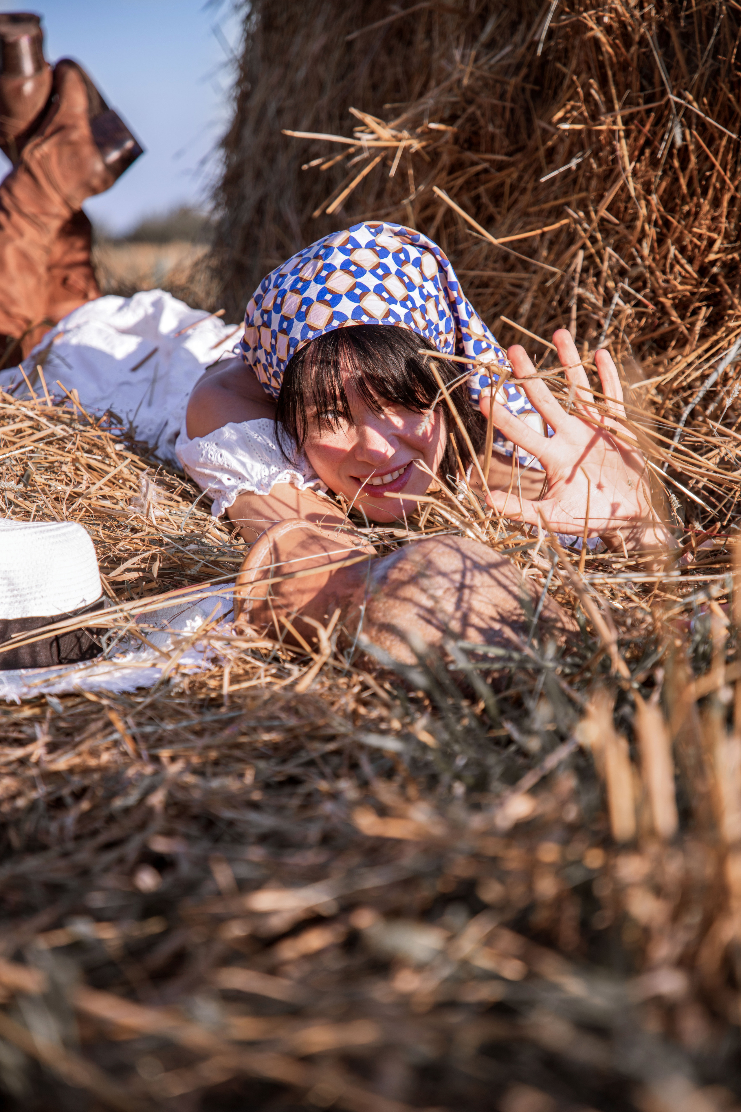 Фотозйомка з Наталією серед золотих стогів пшениці. Сімейний та дитячий фотограф Київ, Ірпінь, Буча — Галина Пивоварова