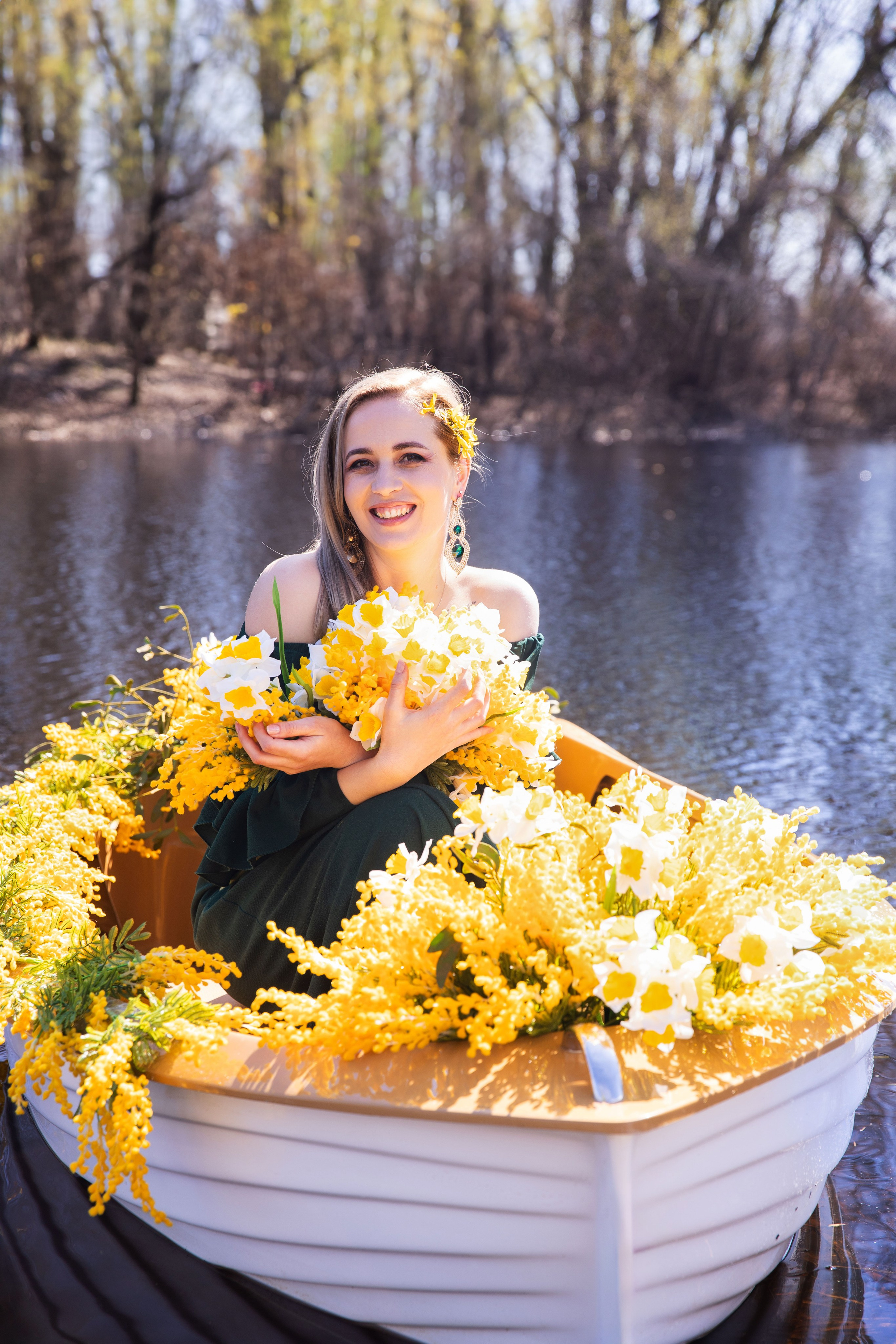 Весняна фотозйомка на човнику з мімозами з Анастасією. Сімейний та дитячий фотограф Київ, Ірпінь, Буча — Галина Пивоварова