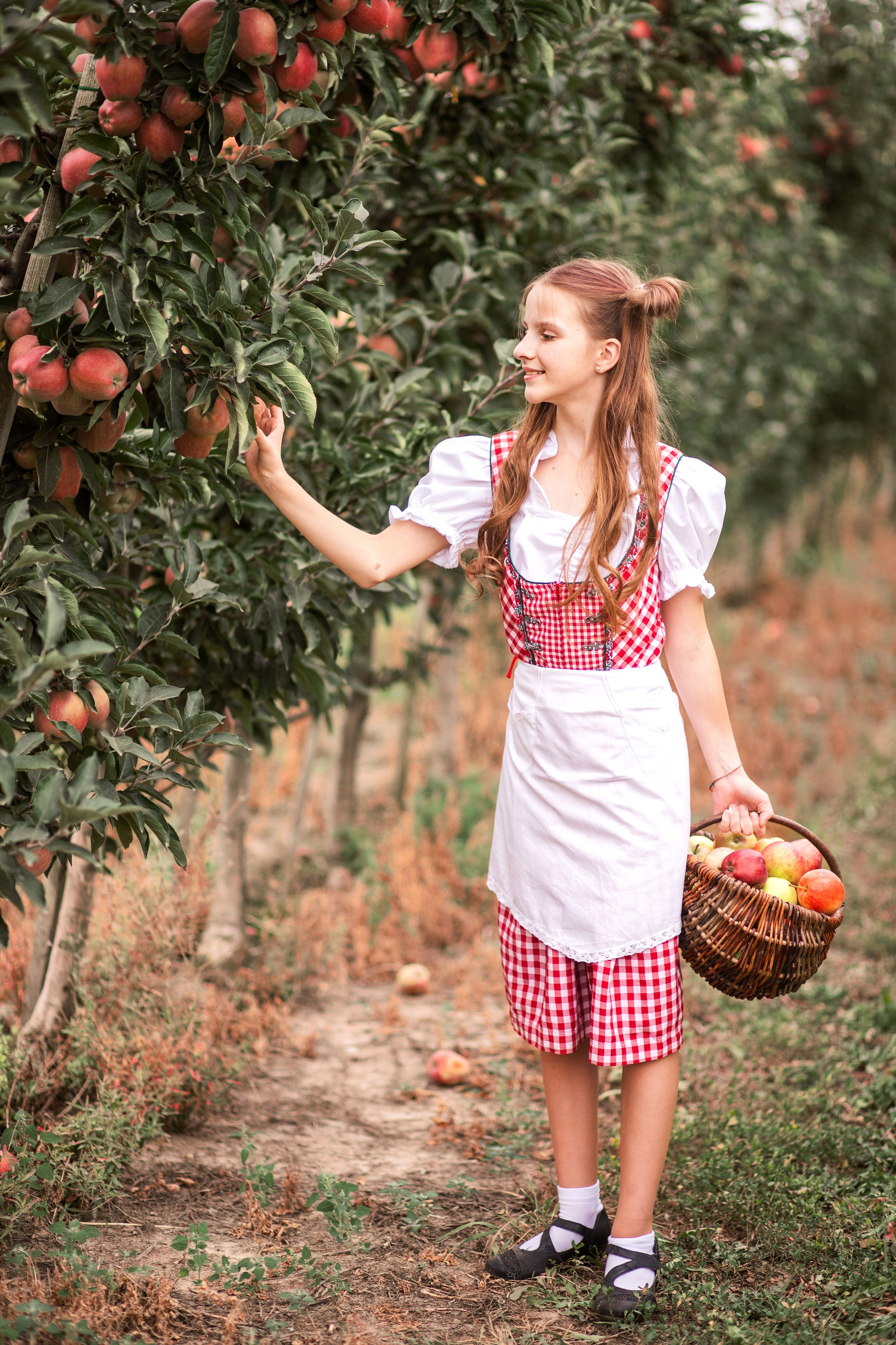 Дитяча фотозйомка в яблуневому саду. Сімейний та дитячий фотограф Київ, Ірпінь, Буча — Галина Пивоварова