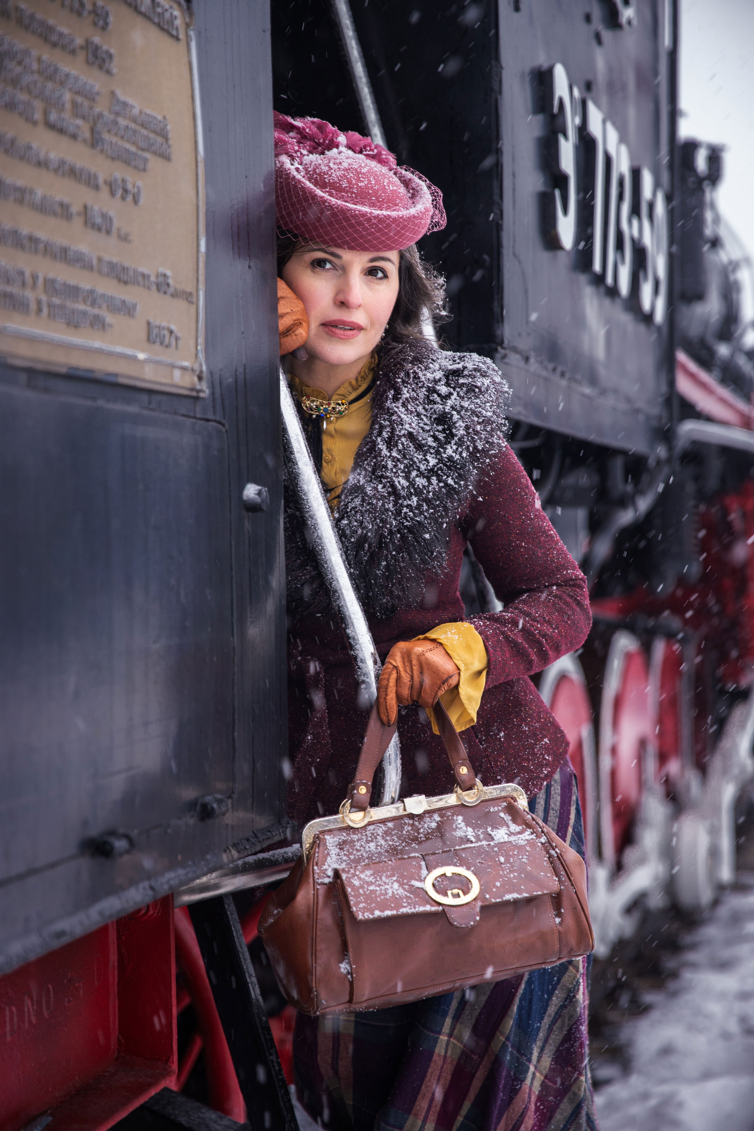 Атмосферна фотоісторія «Потяг і перон» з Юлією. Сімейний та дитячий фотограф Київ, Ірпінь, Буча — Галина Пивоварова