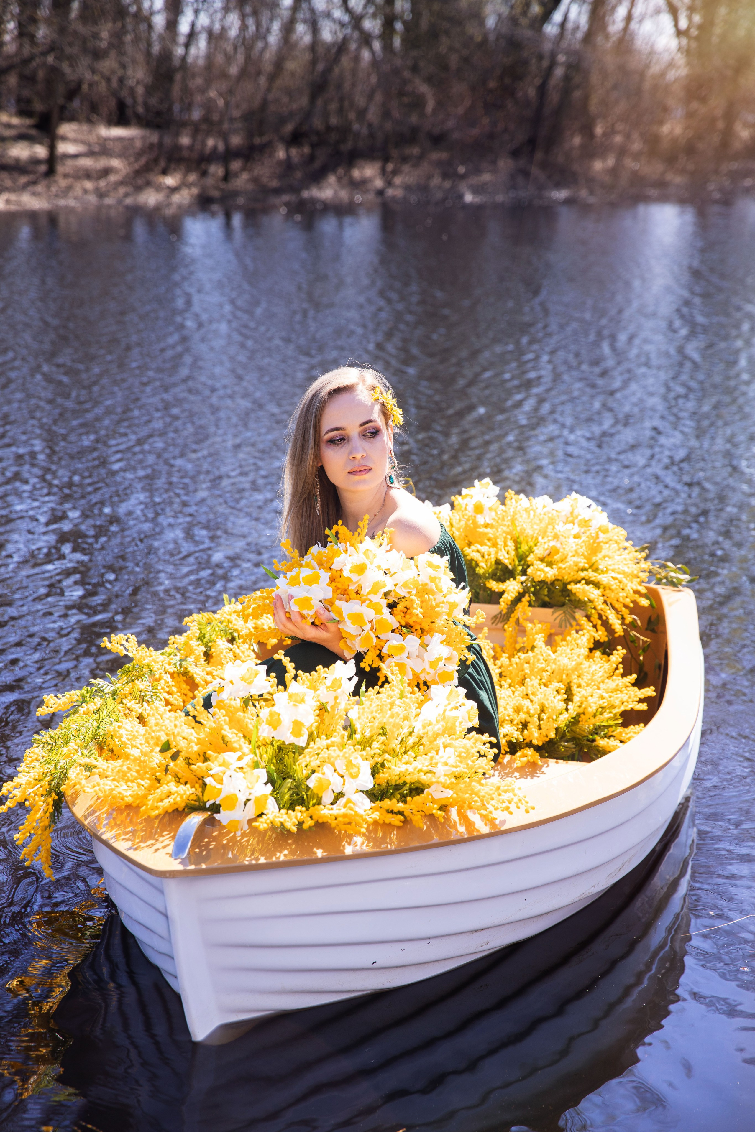 Весняна фотозйомка на човнику з мімозами з Анастасією. Сімейний та дитячий фотограф Київ, Ірпінь, Буча — Галина Пивоварова