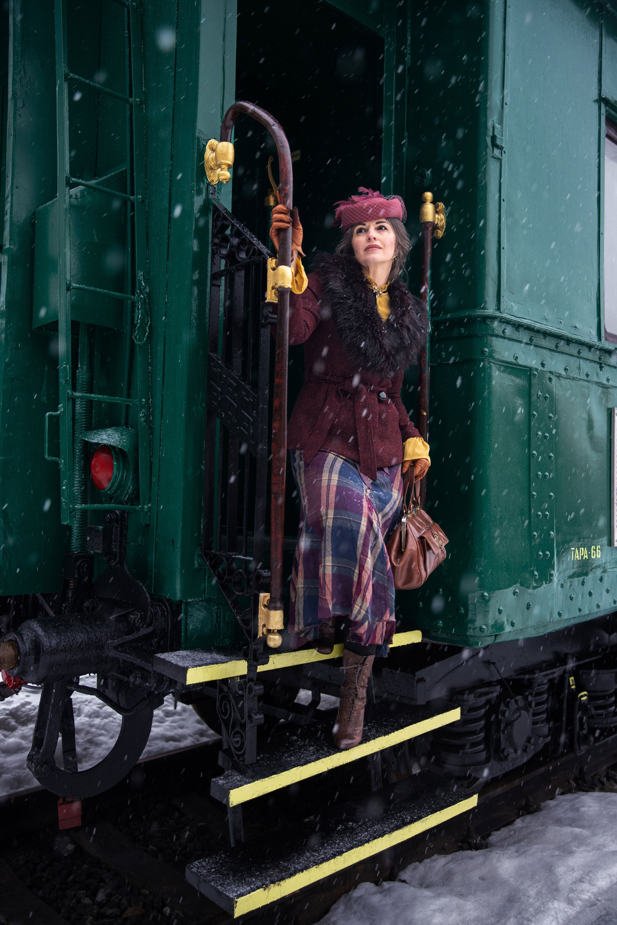 Атмосферна фотоісторія «Потяг і перон» з Юлією. Сімейний та дитячий фотограф Київ, Ірпінь, Буча — Галина Пивоварова