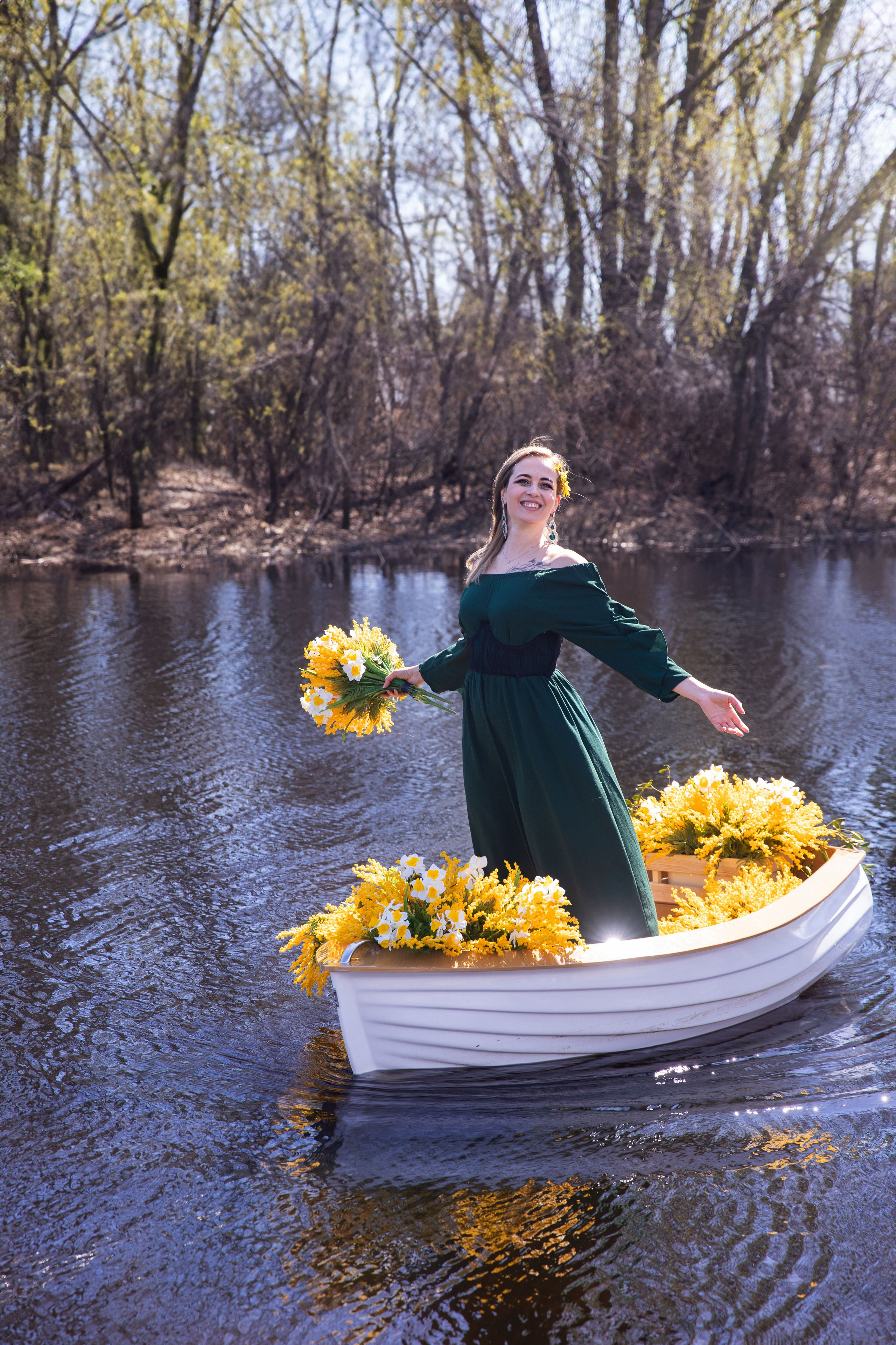 Весняна фотозйомка на човнику з мімозами з Анастасією. Сімейний та дитячий фотограф Київ, Ірпінь, Буча — Галина Пивоварова