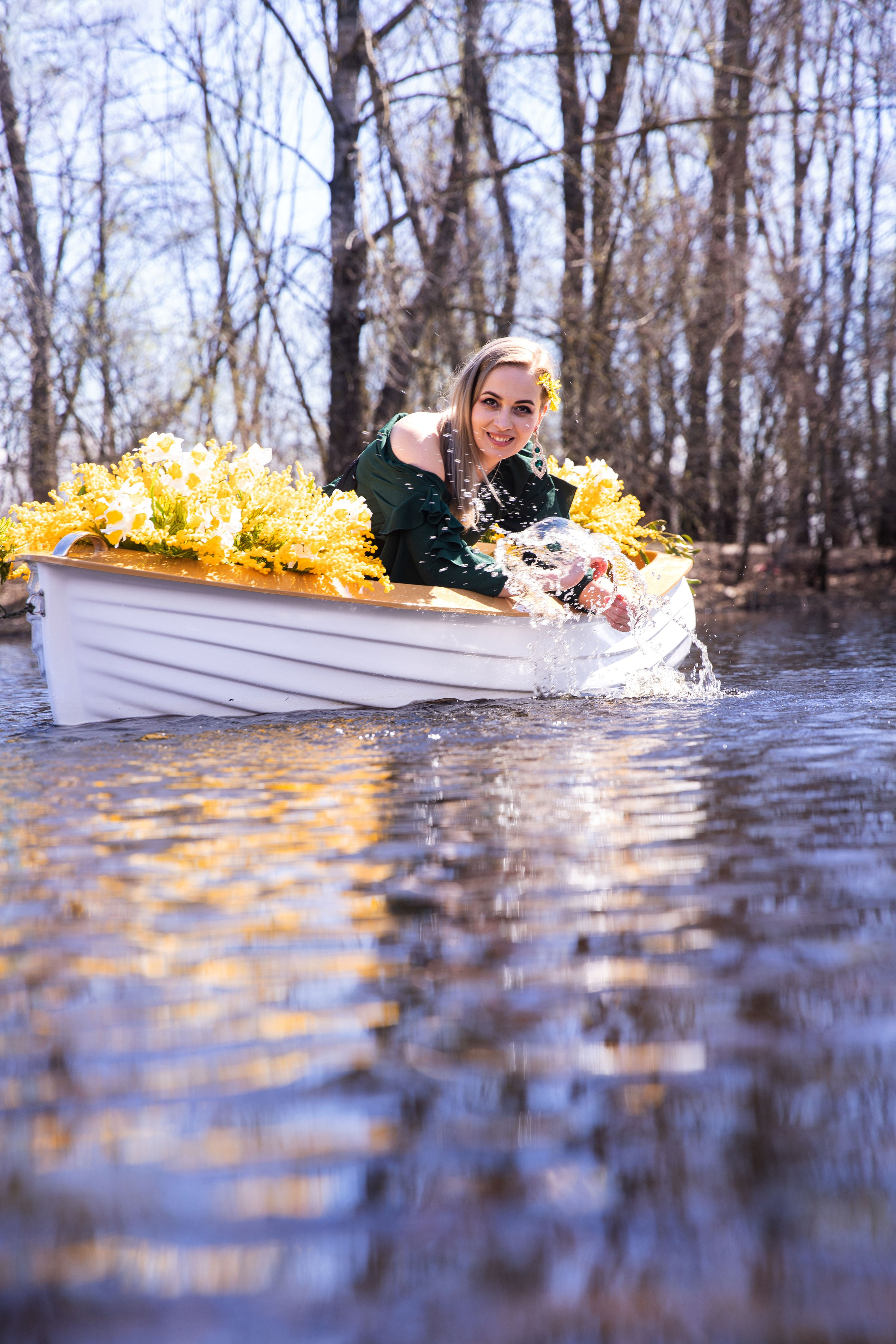 Весняна фотозйомка на човнику з мімозами з Анастасією. Сімейний та дитячий фотограф Київ, Ірпінь, Буча — Галина Пивоварова