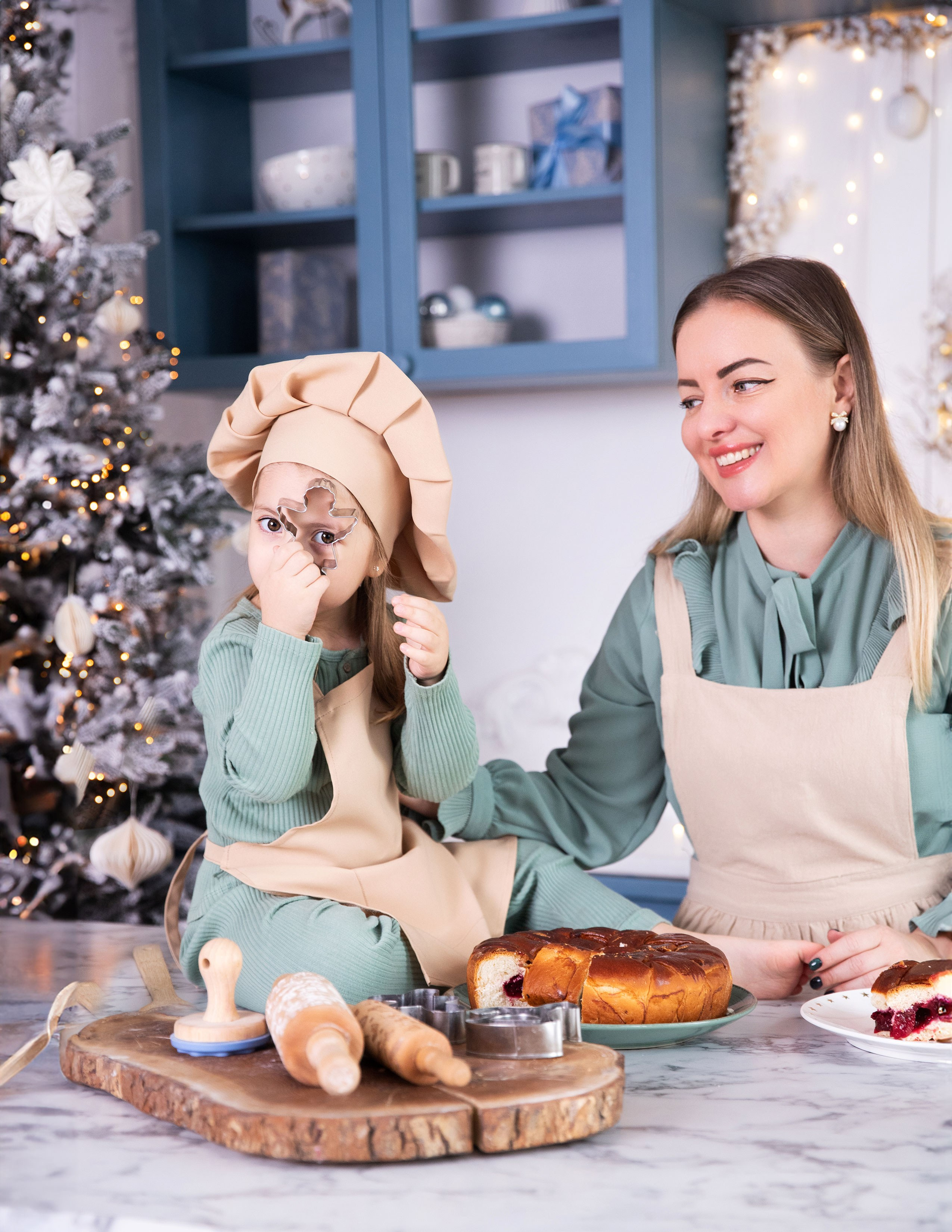 Новорічна сімейна фотозйомка «Свята починаються з кухні». Сімейний та дитячий фотограф Київ, Ірпінь, Буча — Галина Пивоварова