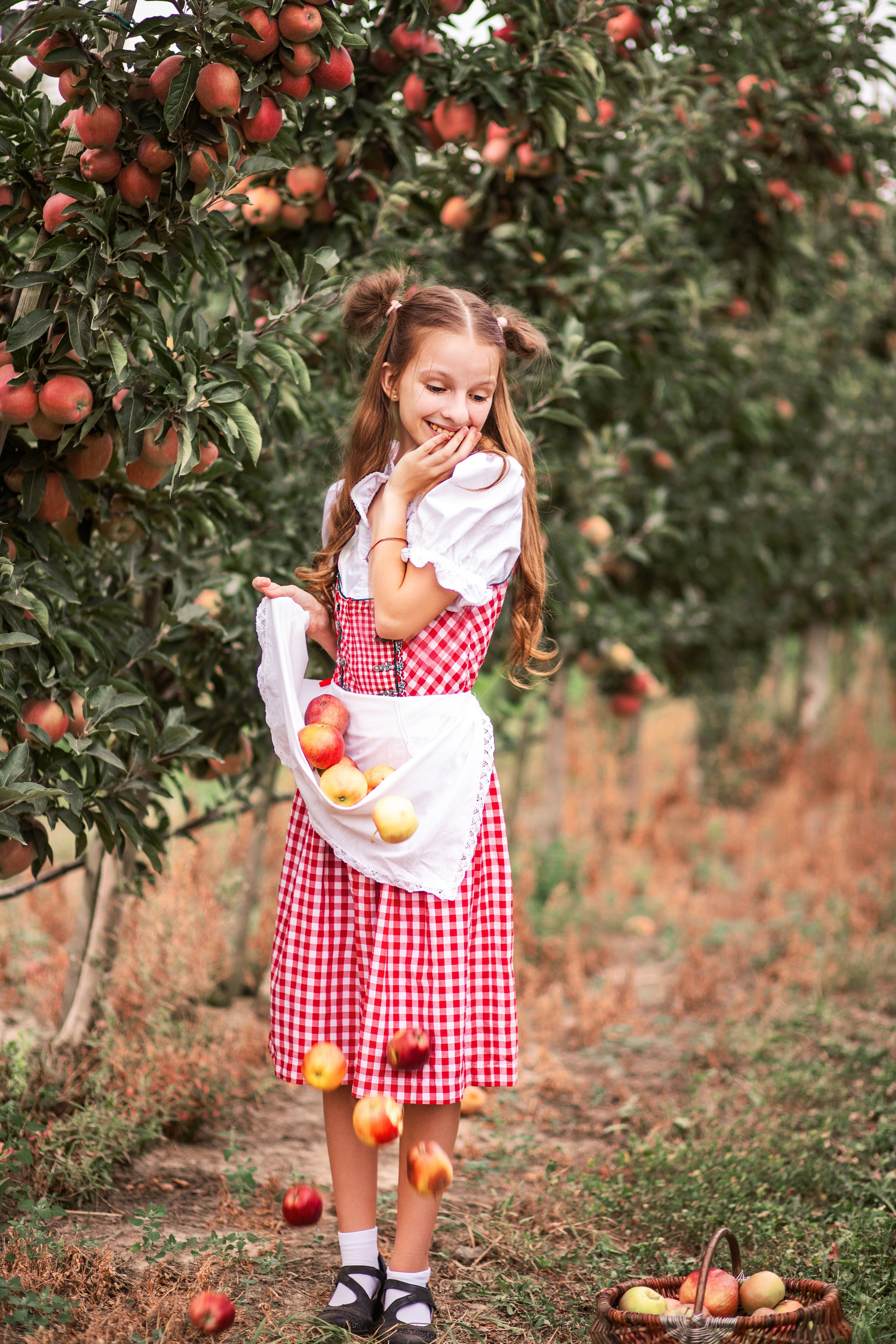 Дитяча фотозйомка в яблуневому саду. Сімейний та дитячий фотограф Київ, Ірпінь, Буча — Галина Пивоварова
