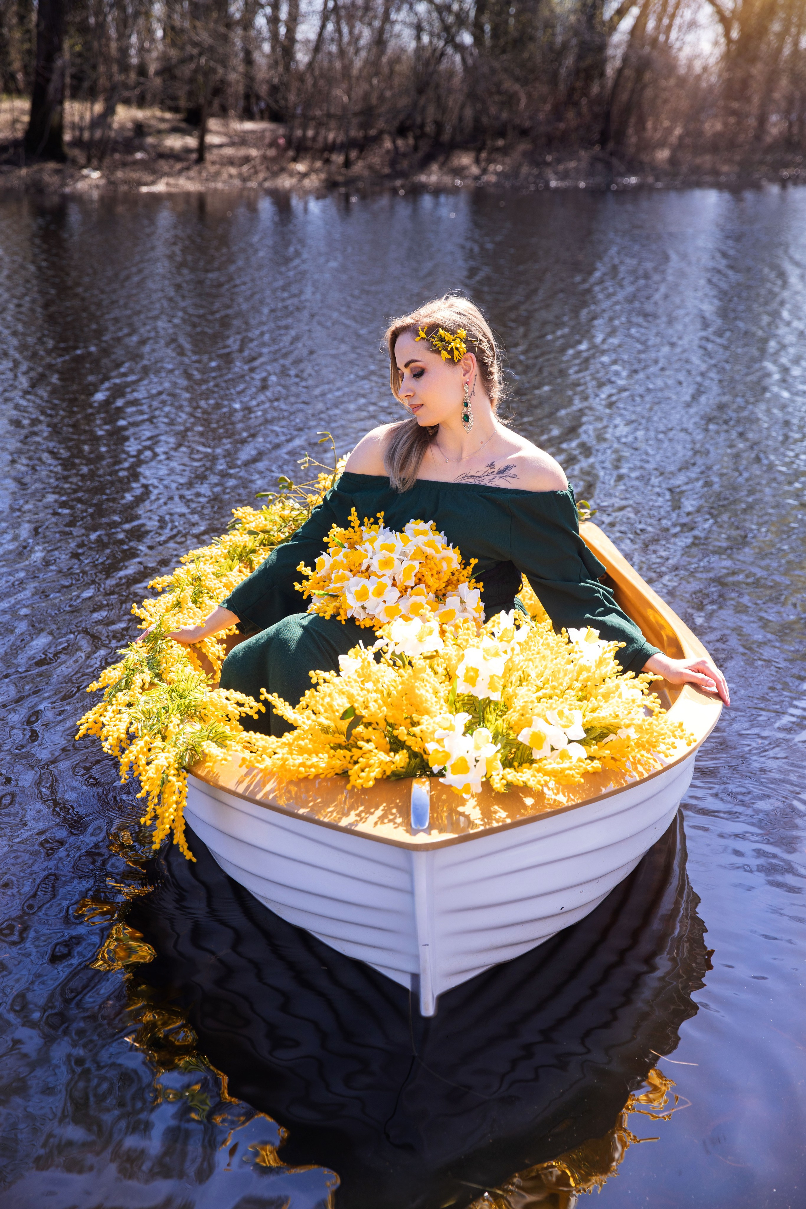 Весняна фотозйомка на човнику з мімозами з Анастасією. Сімейний та дитячий фотограф Київ, Ірпінь, Буча — Галина Пивоварова