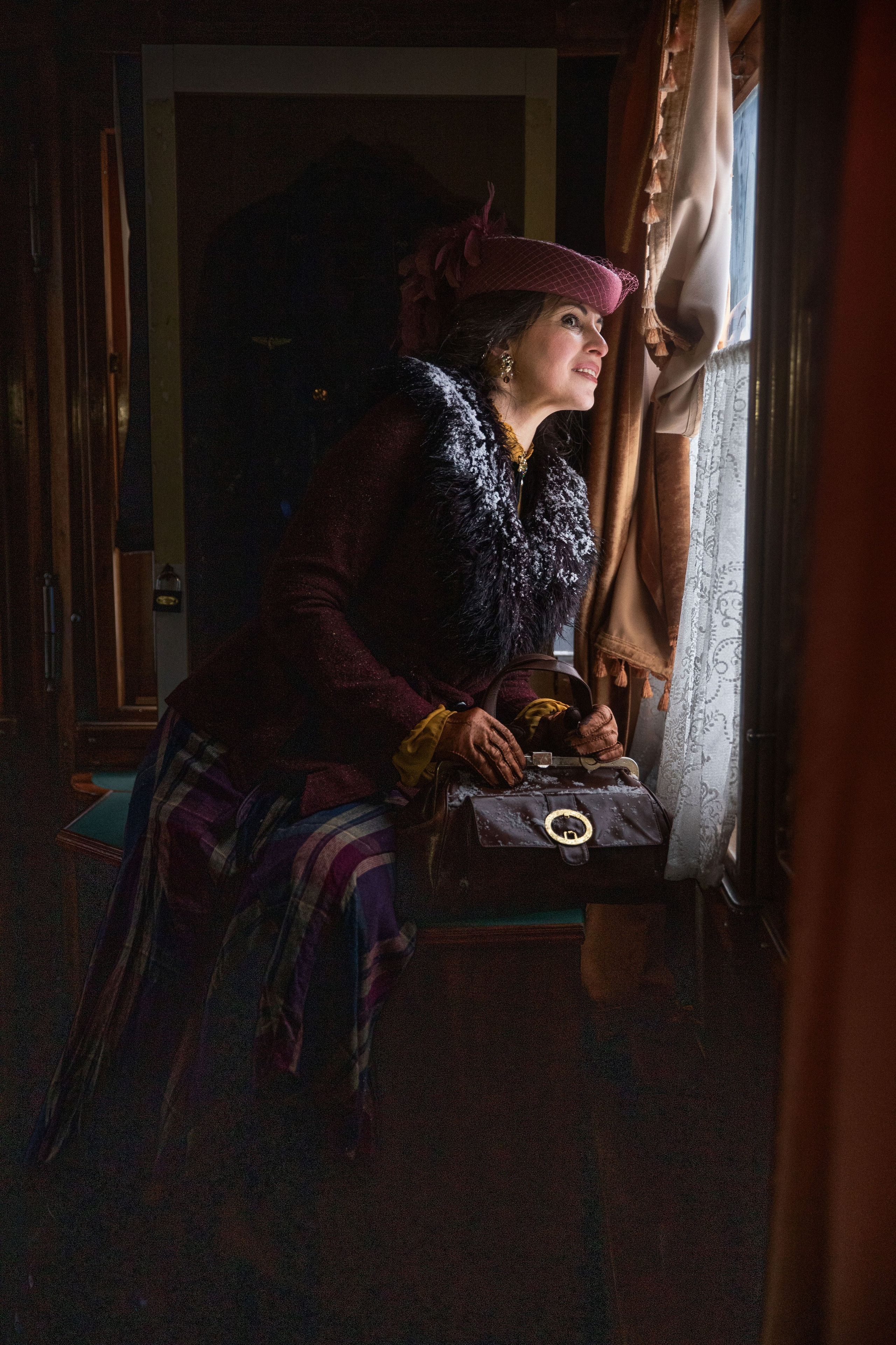 Атмосферна фотоісторія «Потяг і перон» з Юлією. Сімейний та дитячий фотограф Київ, Ірпінь, Буча — Галина Пивоварова