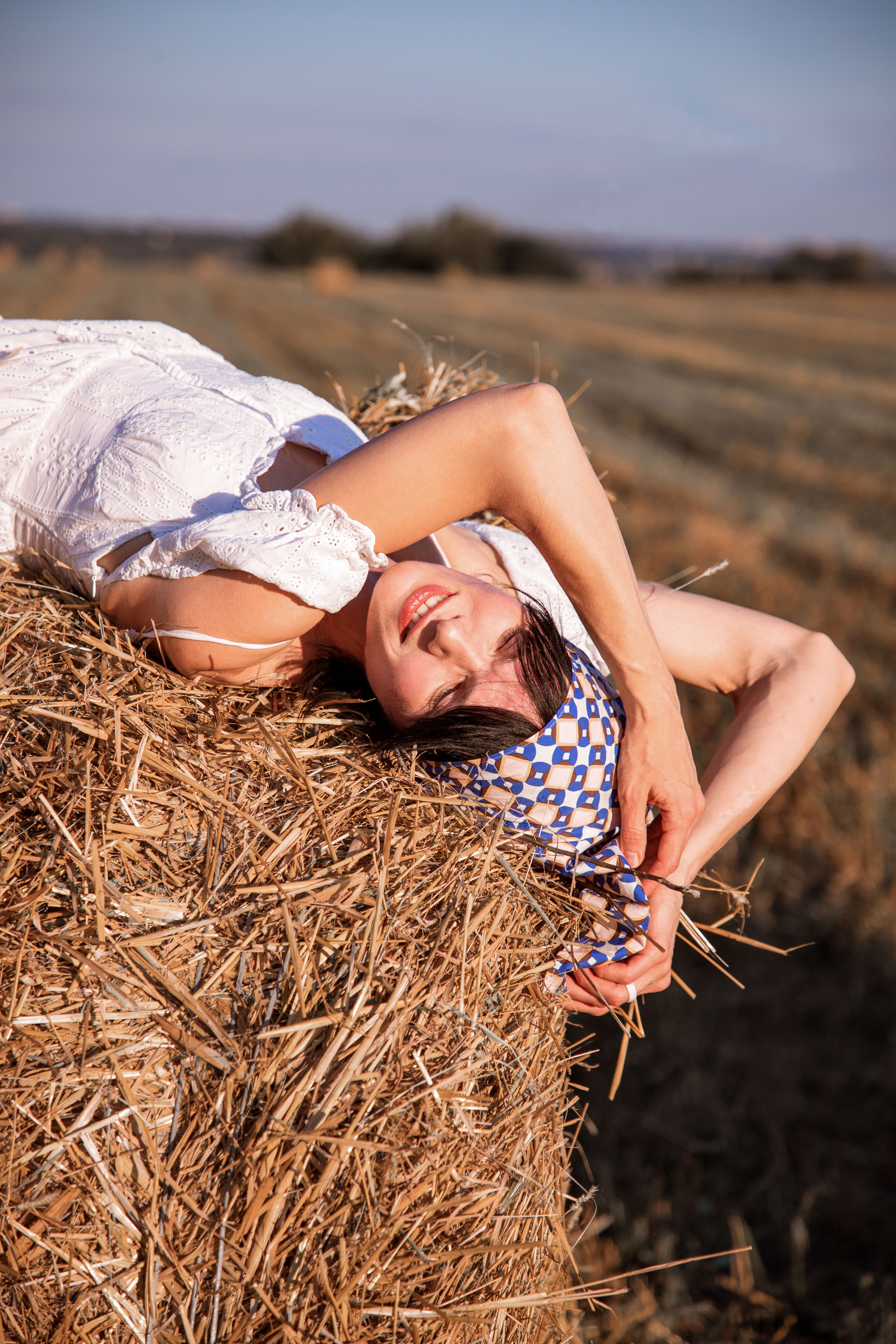 Фотозйомка з Наталією серед золотих стогів пшениці. Сімейний та дитячий фотограф Київ, Ірпінь, Буча — Галина Пивоварова