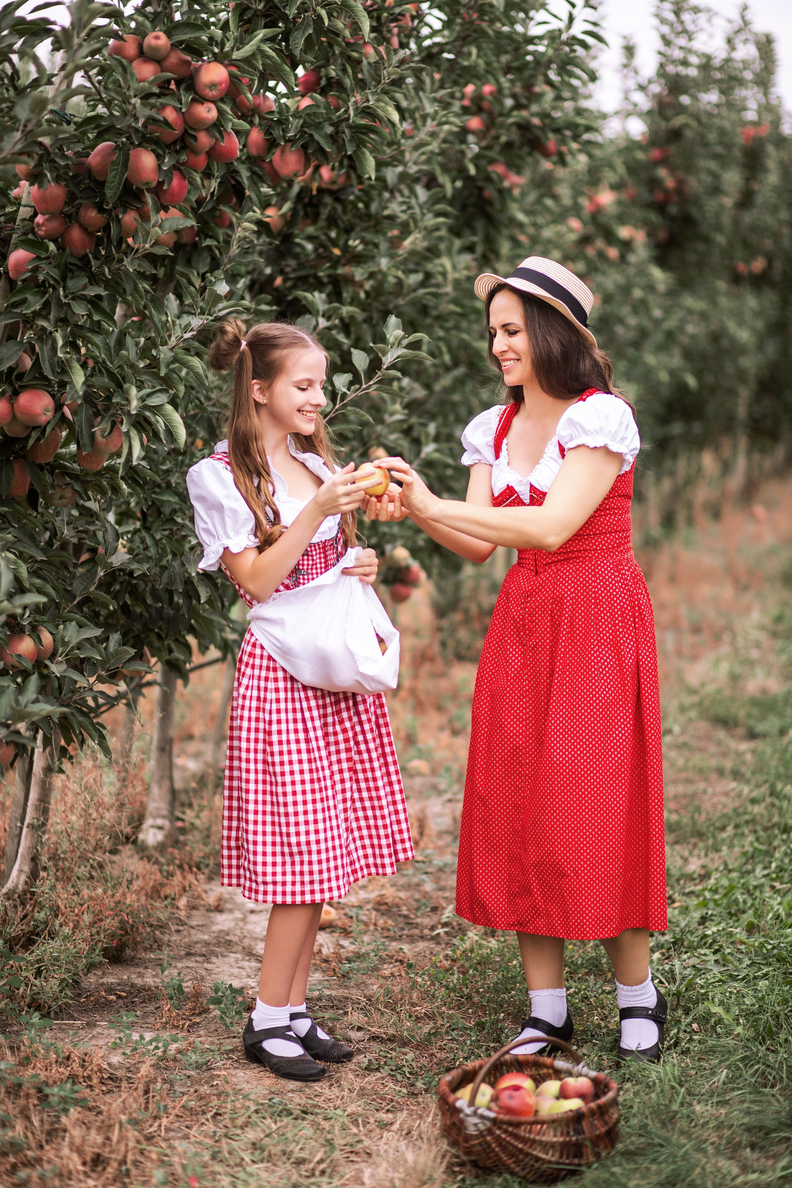 Дитяча фотозйомка в яблуневому саду. Сімейний та дитячий фотограф Київ, Ірпінь, Буча — Галина Пивоварова