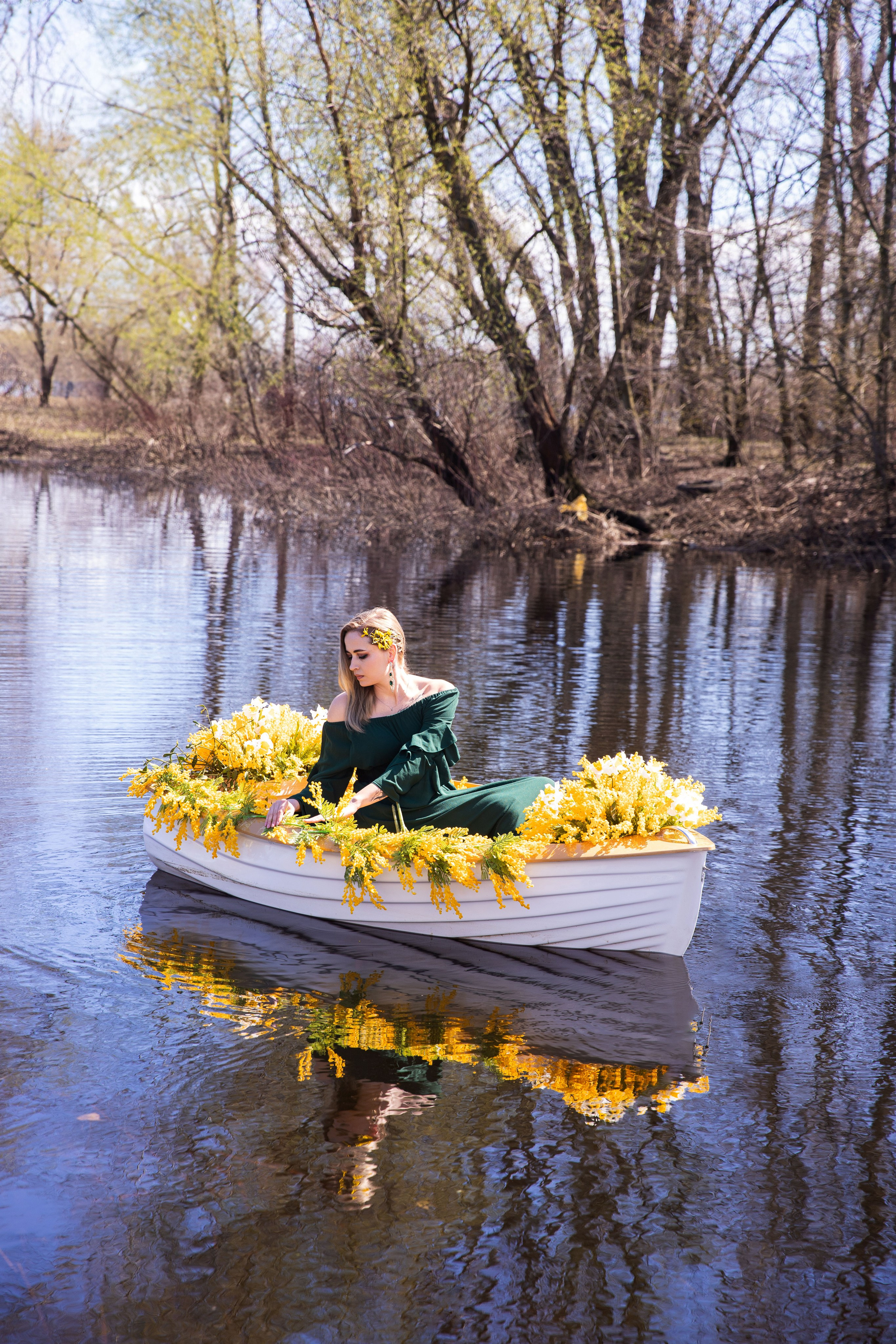 Весняна фотозйомка на човнику з мімозами з Анастасією. Сімейний та дитячий фотограф Київ, Ірпінь, Буча — Галина Пивоварова