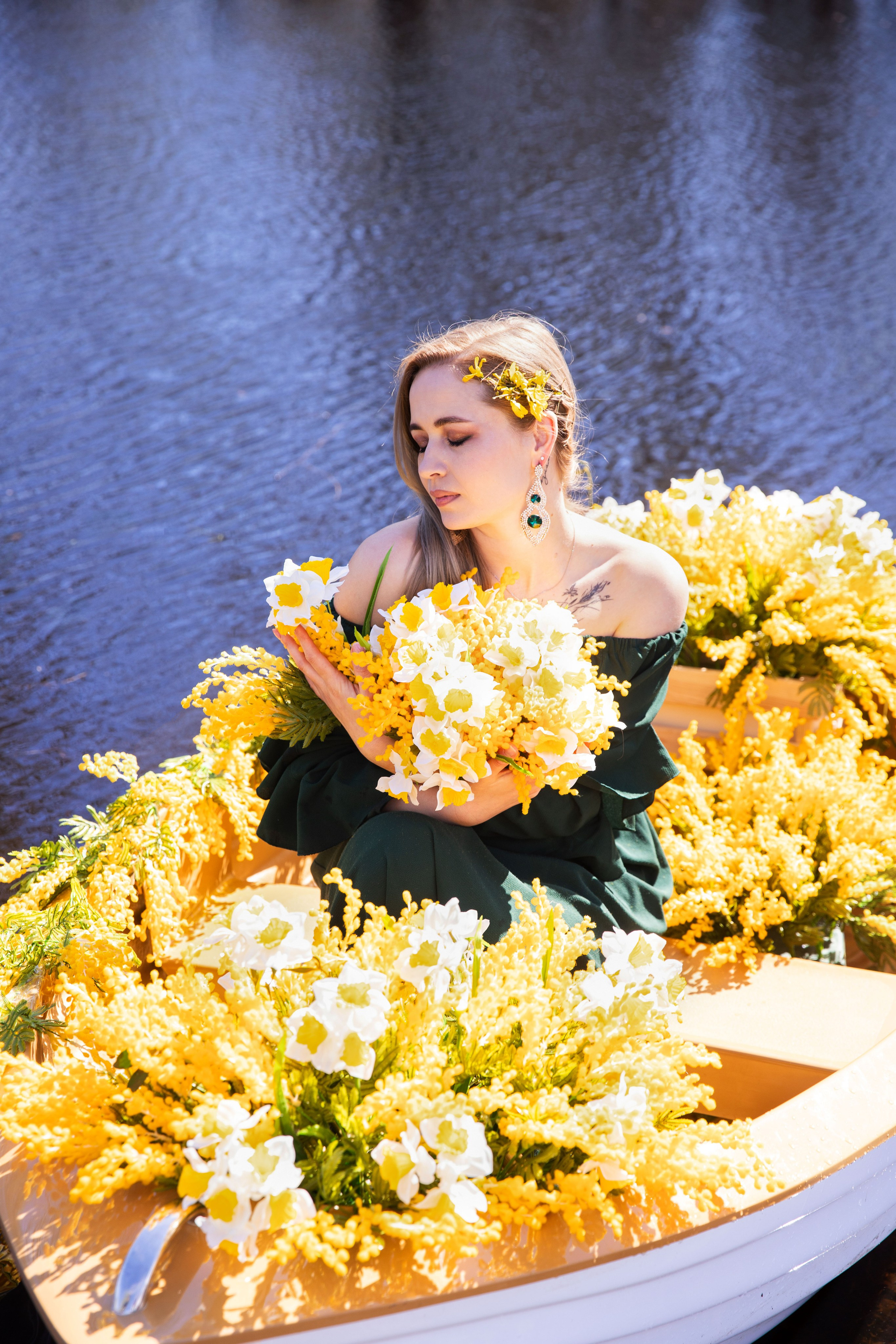 Весняна фотозйомка на човнику з мімозами з Анастасією. Сімейний та дитячий фотограф Київ, Ірпінь, Буча — Галина Пивоварова