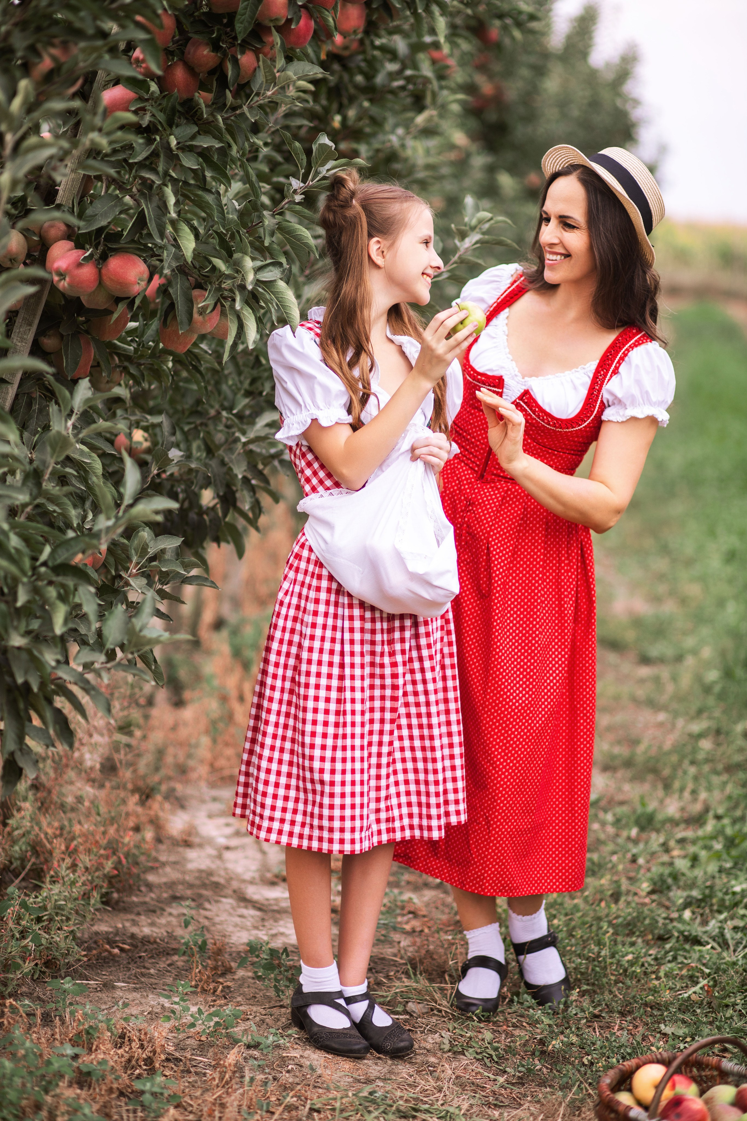 Дитяча фотозйомка в яблуневому саду. Сімейний та дитячий фотограф Київ, Ірпінь, Буча — Галина Пивоварова