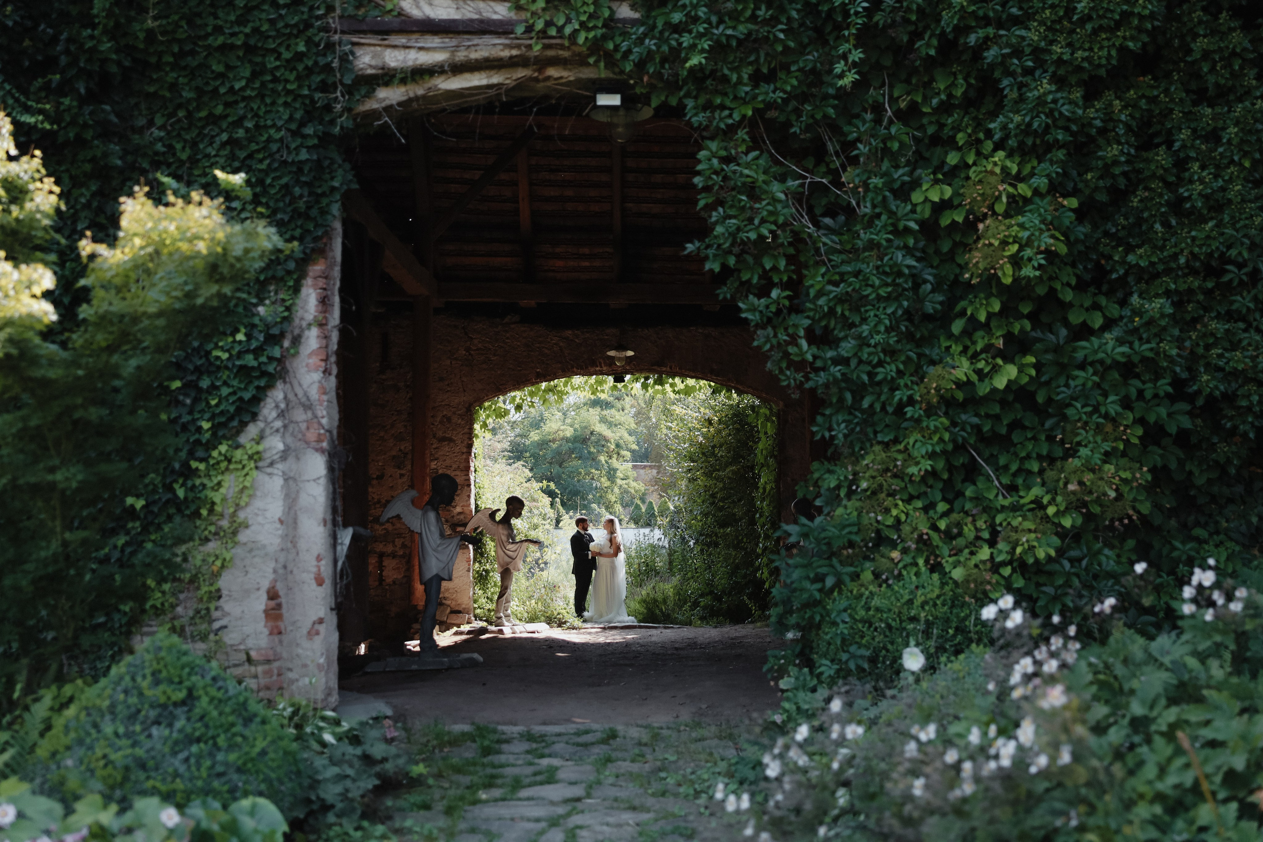 August 2025 — Róza & Nikolay Chateau Třebešice. Wedding & love story photographer Prague, Europe Elizaveta Gritsenko