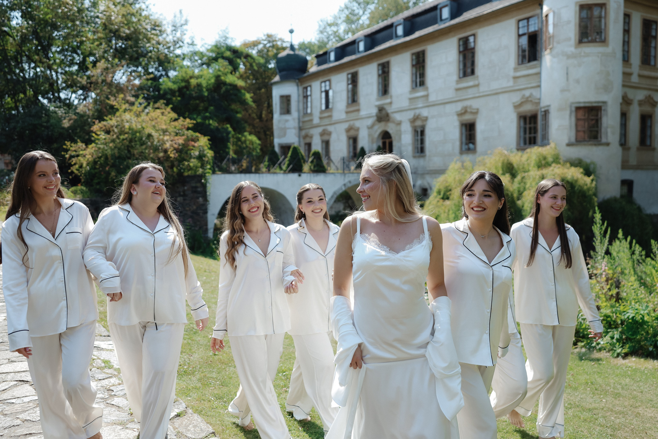 August 2025 — Róza & Nikolay Chateau Třebešice. Wedding & love story photographer Prague, Europe Elizaveta Gritsenko