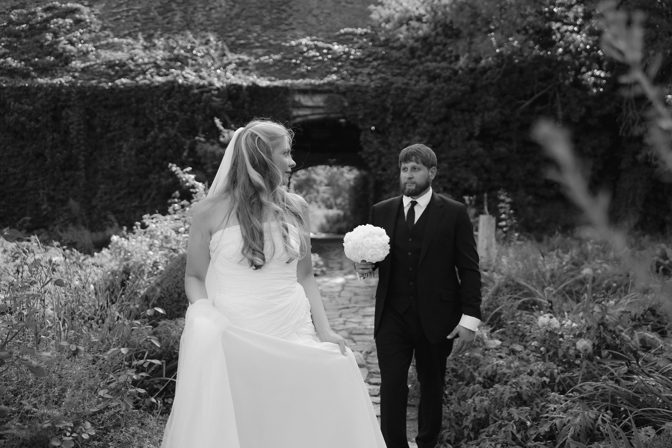 August 2025 — Róza & Nikolay Chateau Třebešice. Wedding & love story photographer Prague, Europe Elizaveta Gritsenko