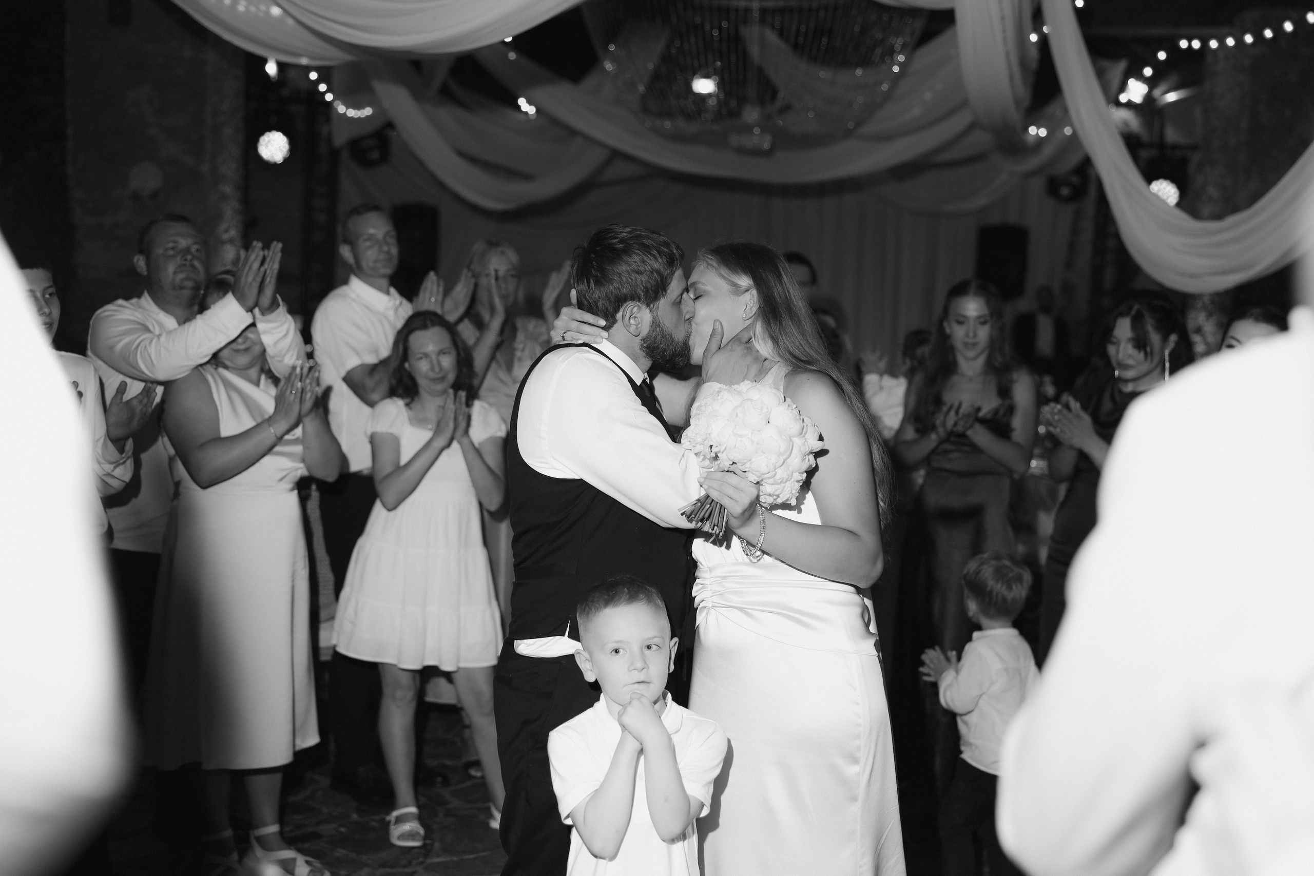 August 2025 — Róza & Nikolay Chateau Třebešice. Wedding & love story photographer Prague, Europe Elizaveta Gritsenko