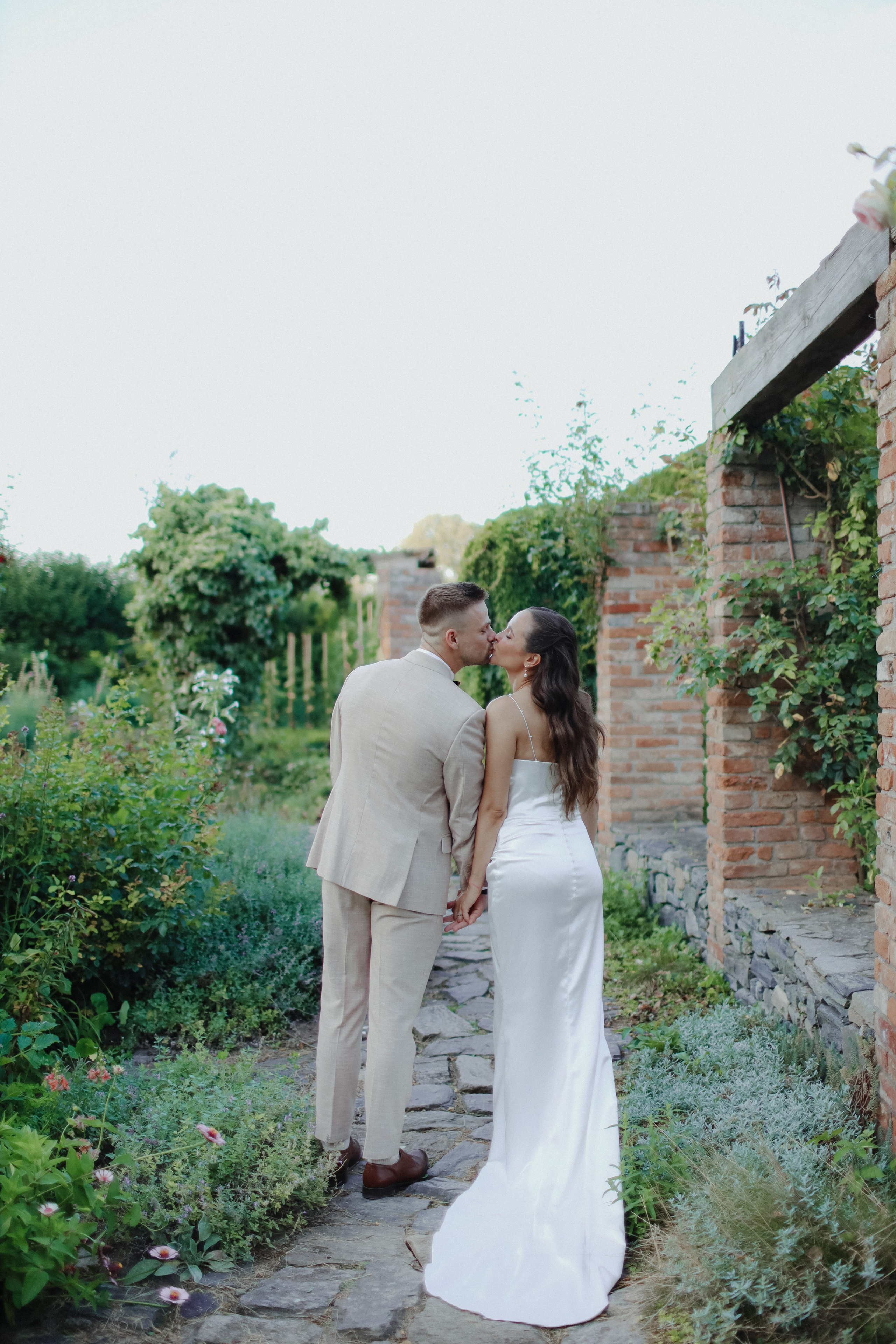 August 2024 — Anastasia & Matouš Chateau Trebesice. Свадебный, лав стори фотограф в Праге, Европе Елизавета Гриценко