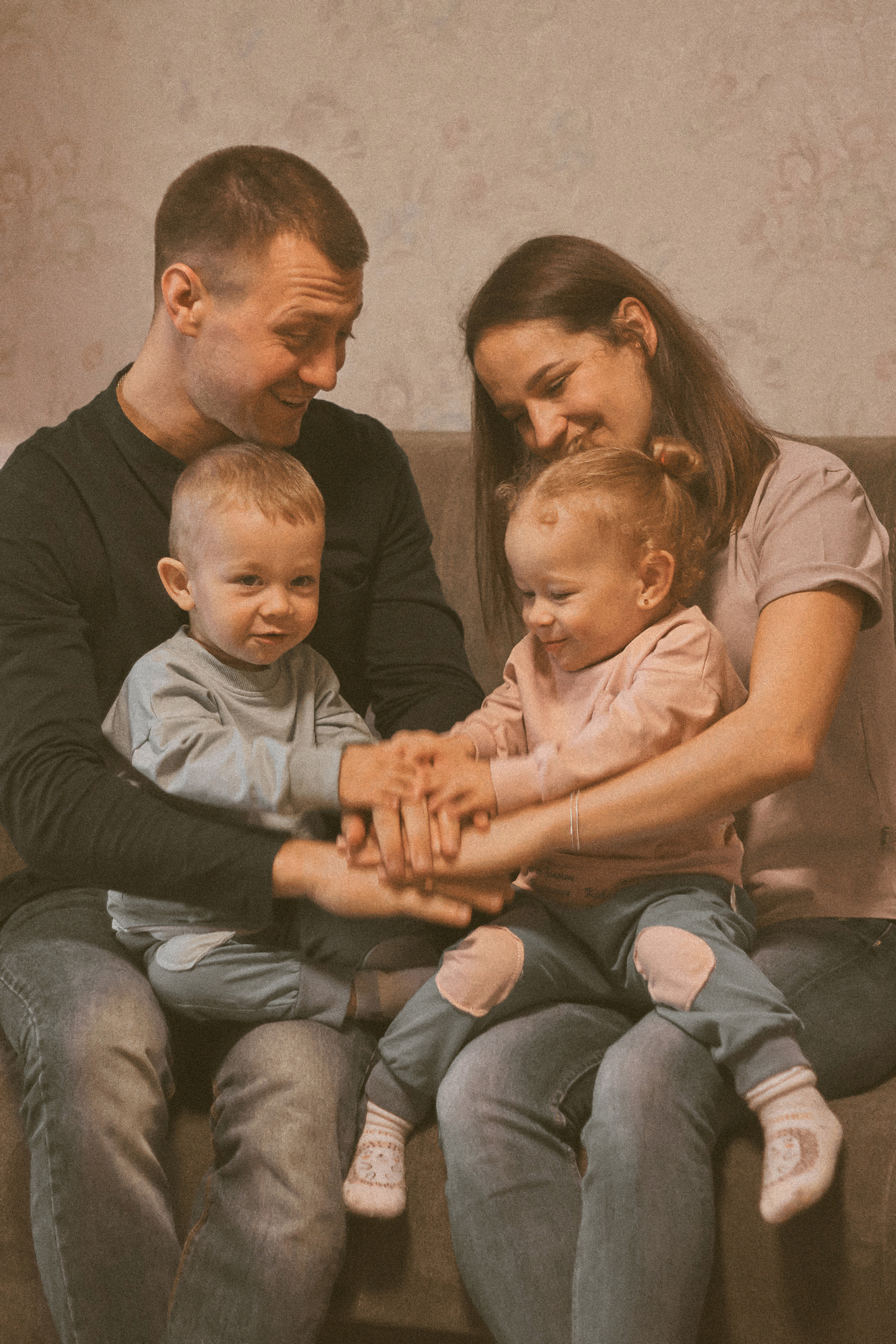 Я - старший, бо народився пару хвилин раніше від сестри. Сімейний фотограф в Києві