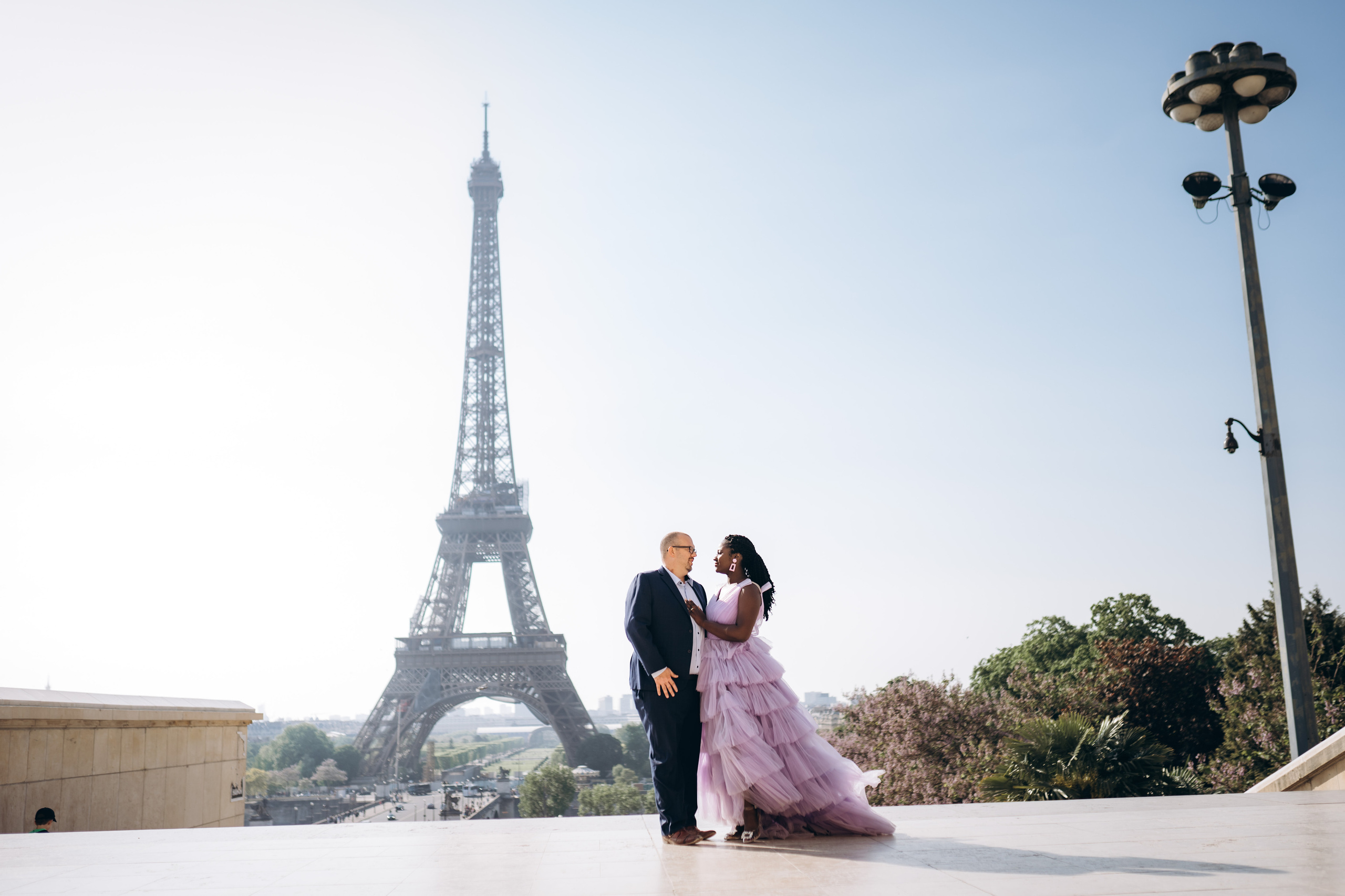 Family photo session in Paris — Louvre — Eiffel Tower. Professional photographer in Paris — Shybitska Iryna