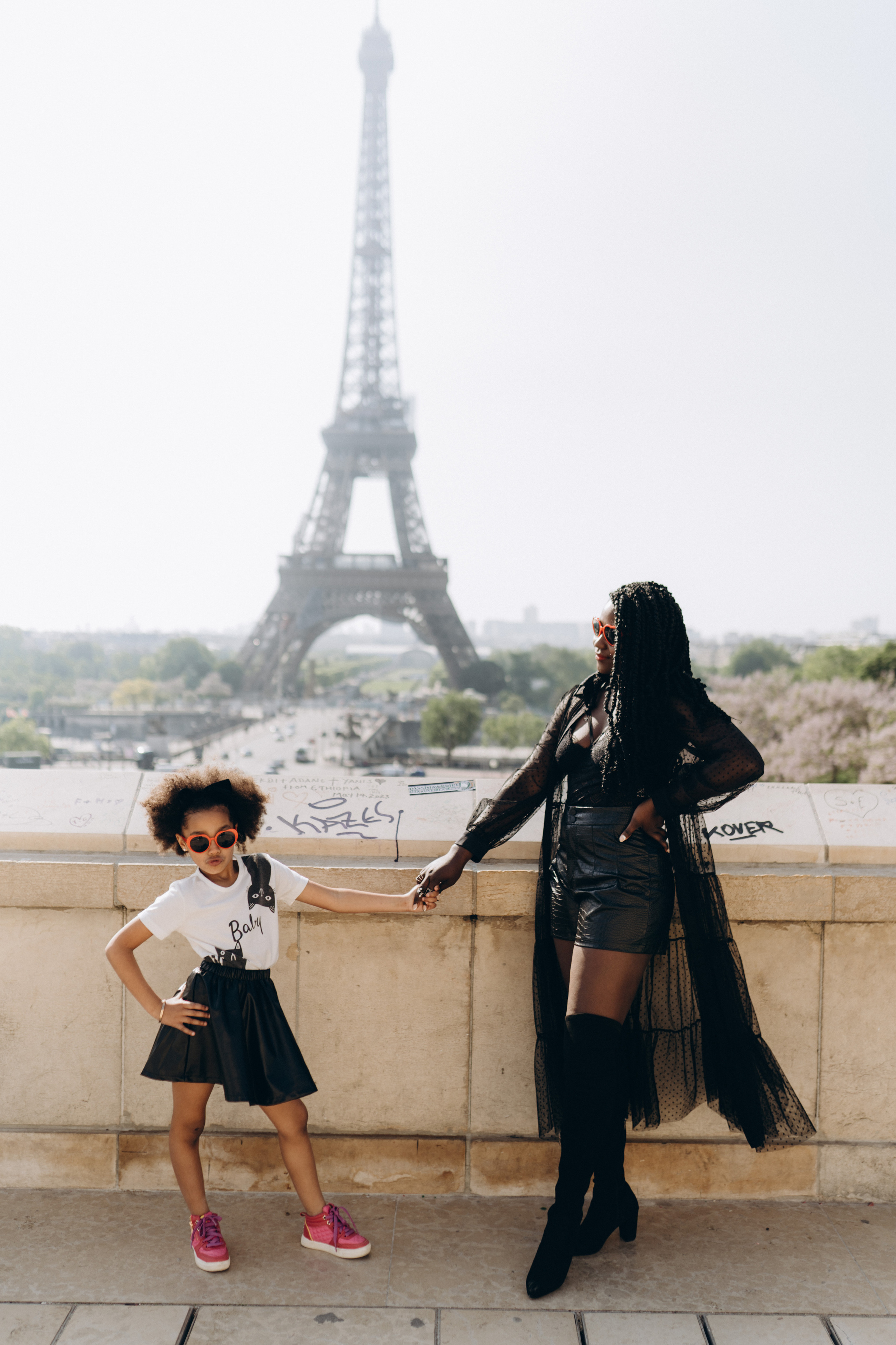 Family photo session in Paris — Louvre — Eiffel Tower. Professional photographer in Paris — Shybitska Iryna
