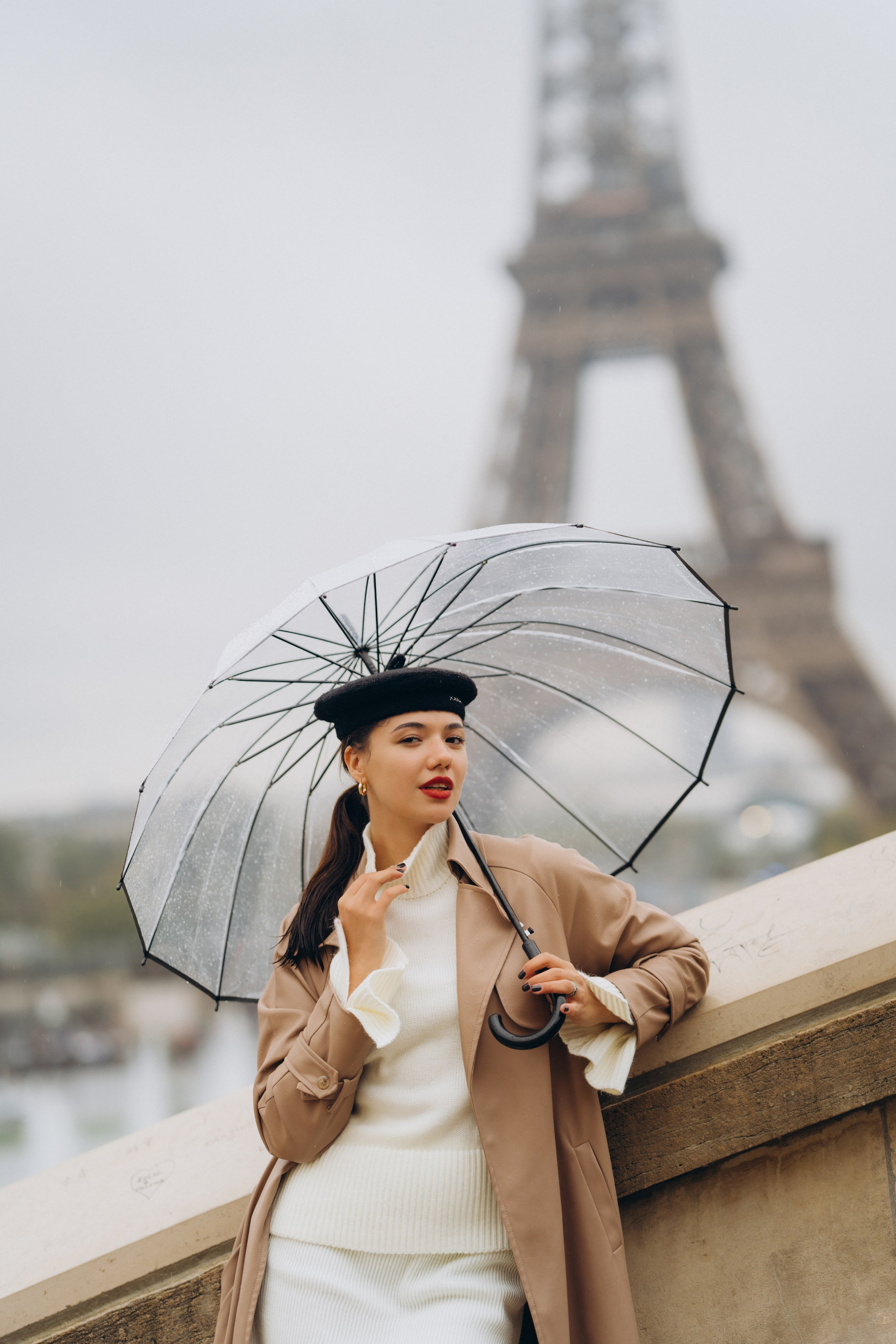 Photo shoot in Paris on a rainy day. Professional photographer in Paris — Shybitska Iryna